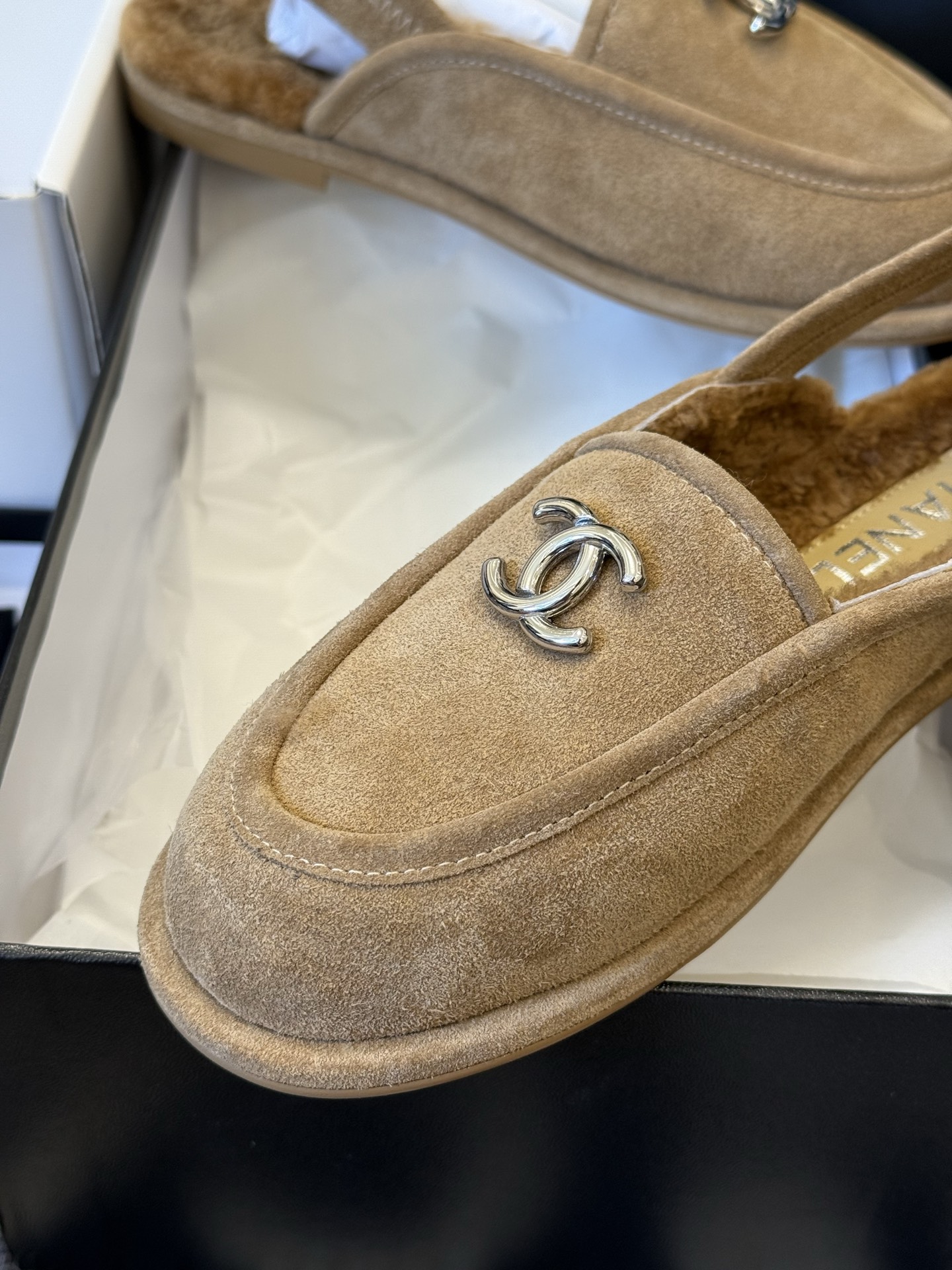 
chanel 25a new arrival～
小香25早秋 新款 后空毛毛鞋新品
麂皮鞋面，皮毛一体