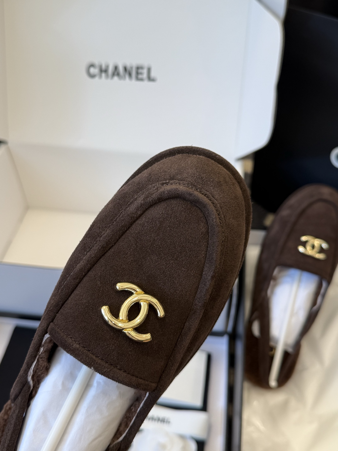 
chanel 25a new arrival～
小香25早秋 新款 后空毛毛鞋新品
麂皮鞋面，皮毛一体