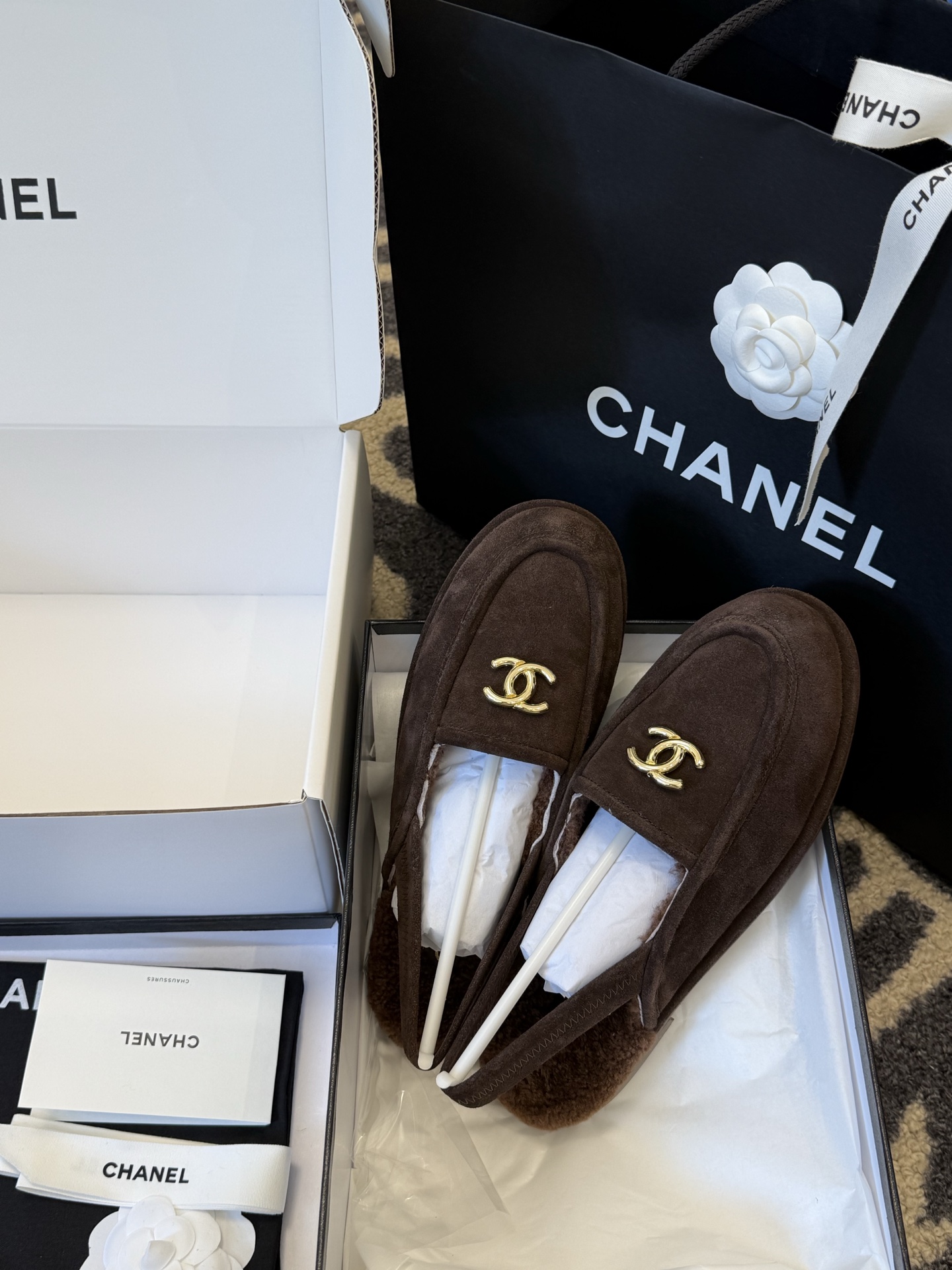 
chanel 25a new arrival～
小香25早秋 新款 后空毛毛鞋新品
麂皮鞋面，皮毛一体