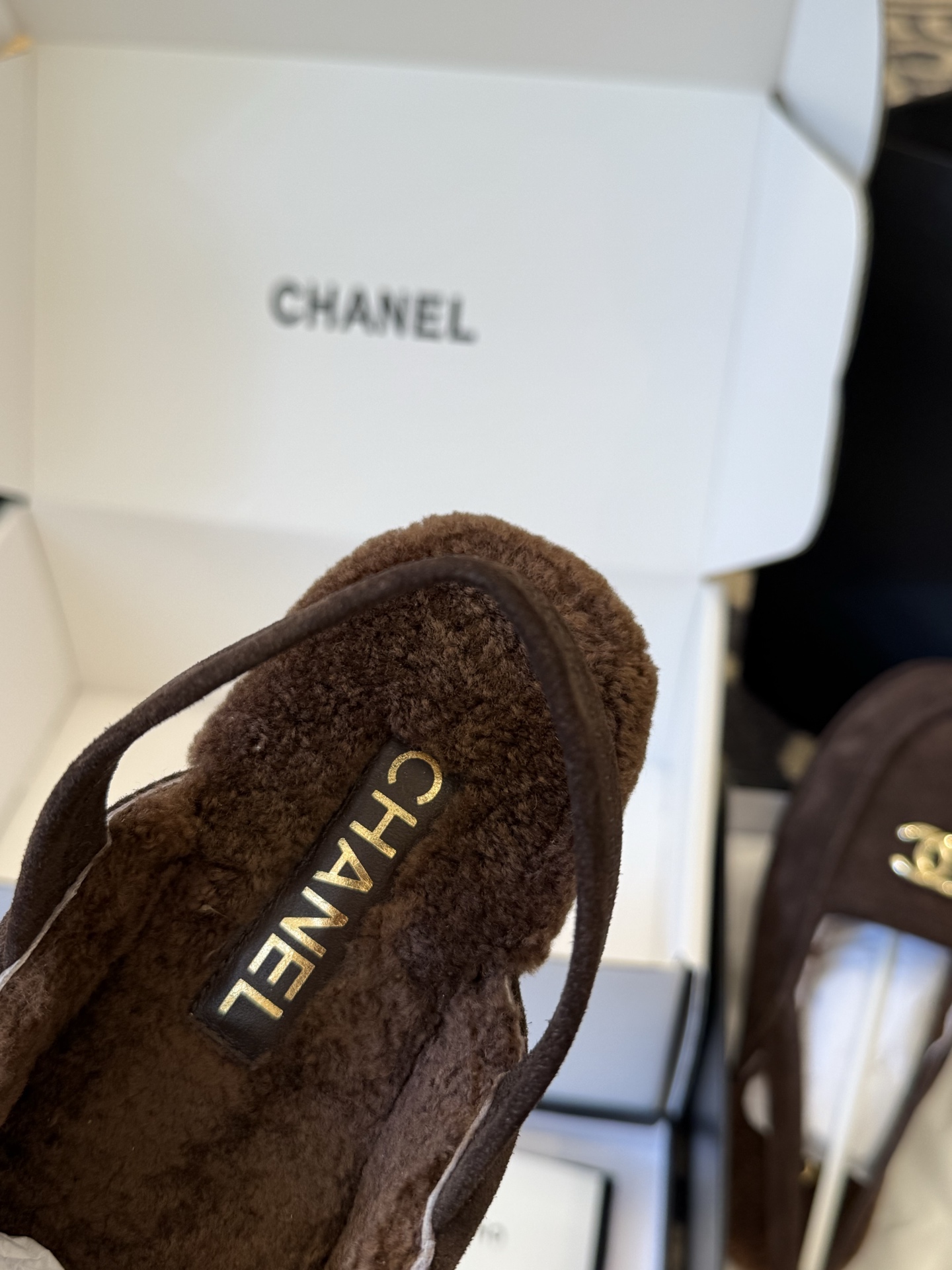 
chanel 25a new arrival～
小香25早秋 新款 后空毛毛鞋新品
麂皮鞋面，皮毛一体