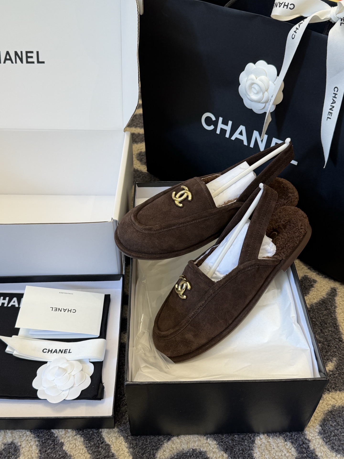 
chanel 25a new arrival～
小香25早秋 新款 后空毛毛鞋新品
麂皮鞋面，皮毛一体