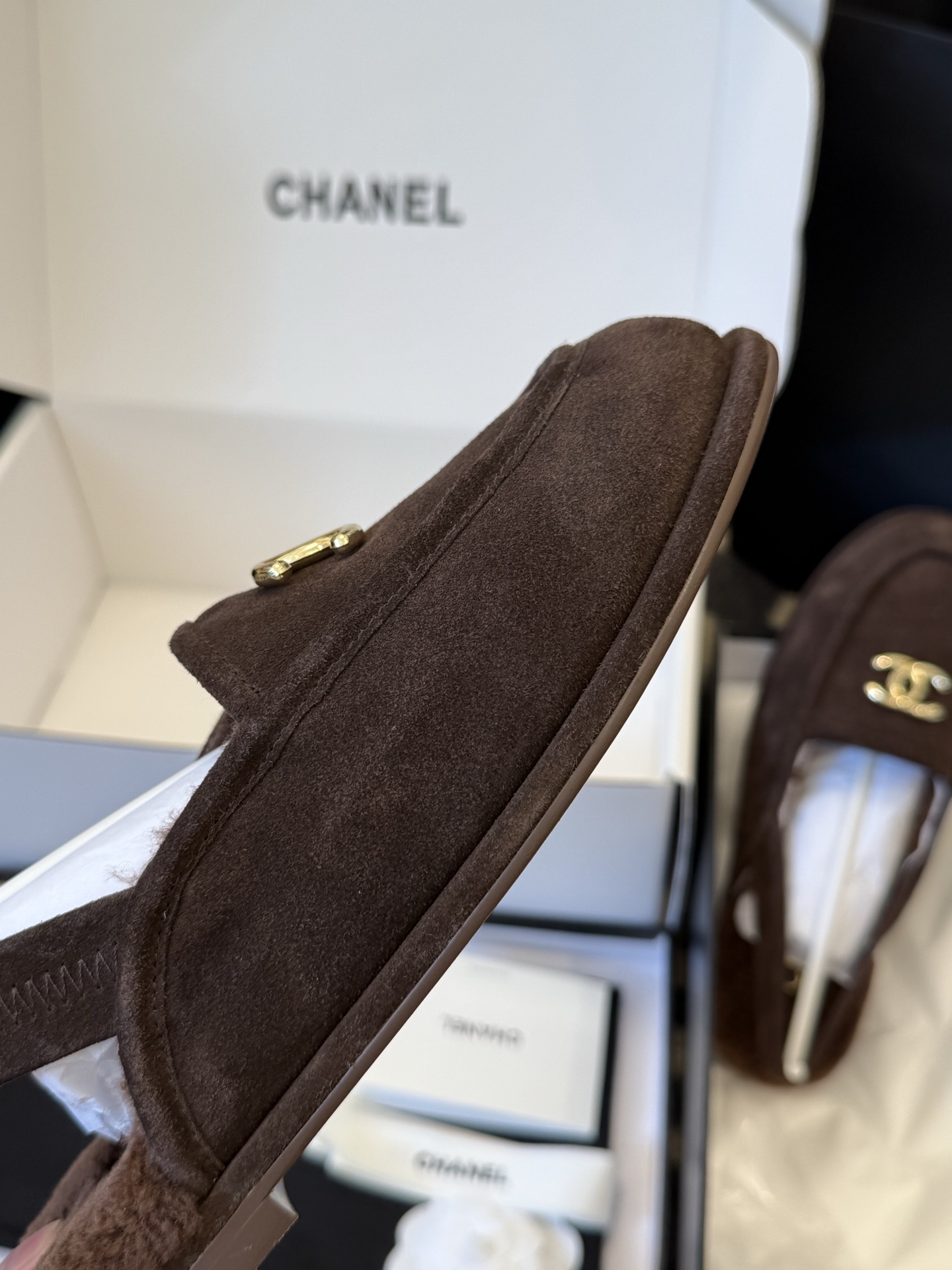 
chanel 25a new arrival～
小香25早秋 新款 后空毛毛鞋新品
麂皮鞋面，皮毛一体