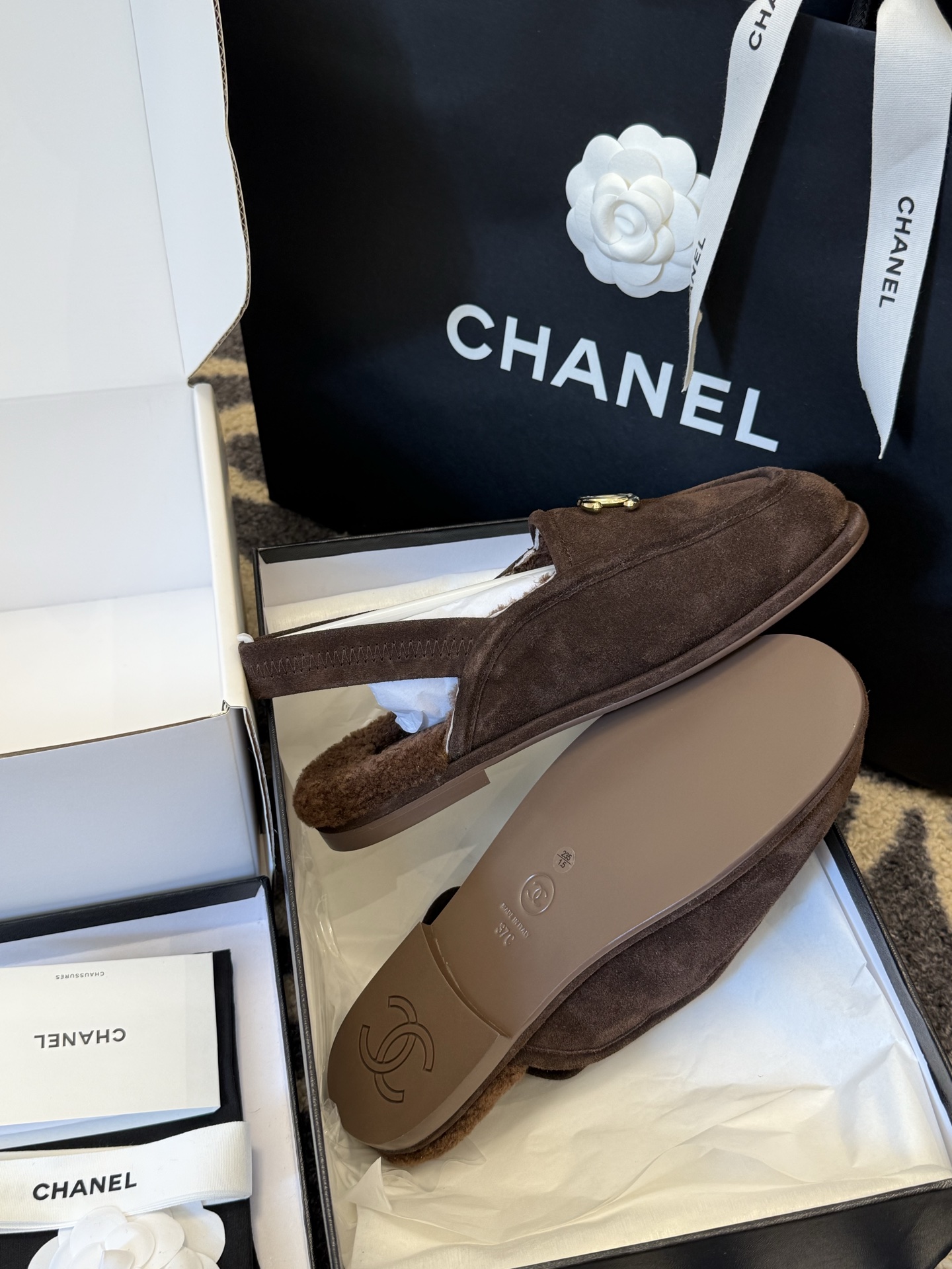 
chanel 25a new arrival～
小香25早秋 新款 后空毛毛鞋新品
麂皮鞋面，皮毛一体