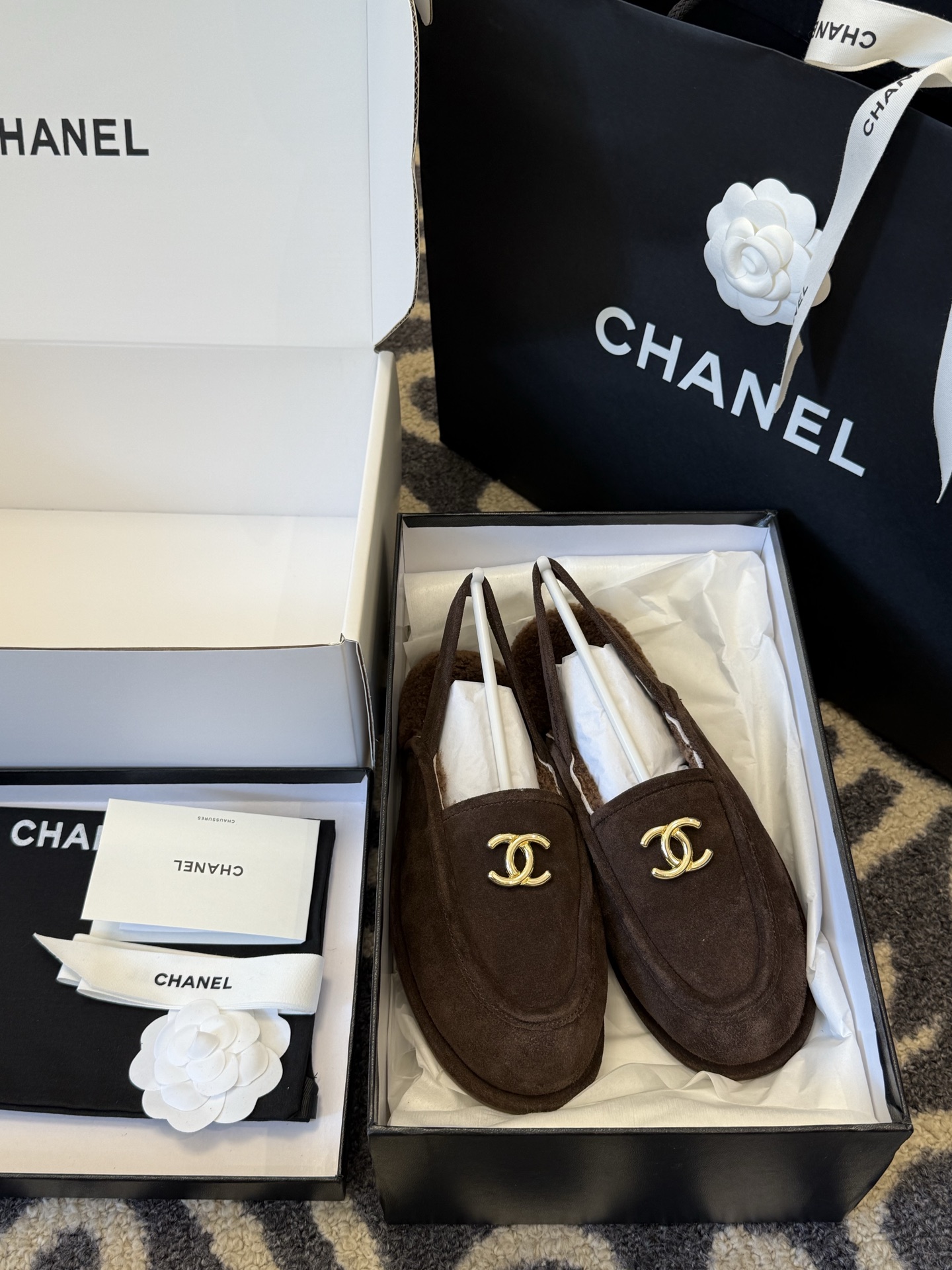 
chanel 25a new arrival～
小香25早秋 新款 后空毛毛鞋新品
麂皮鞋面，皮毛一体