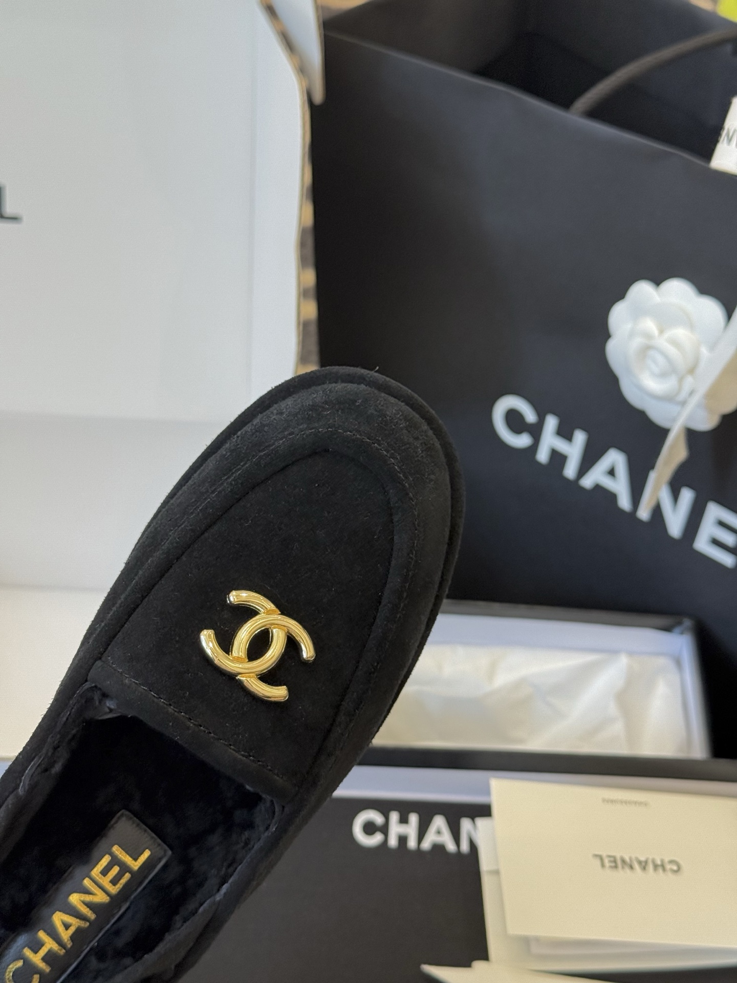 
chanel 25a new arrival～
小香25早秋 新款 后空毛毛鞋新品
麂皮鞋面，皮毛一体