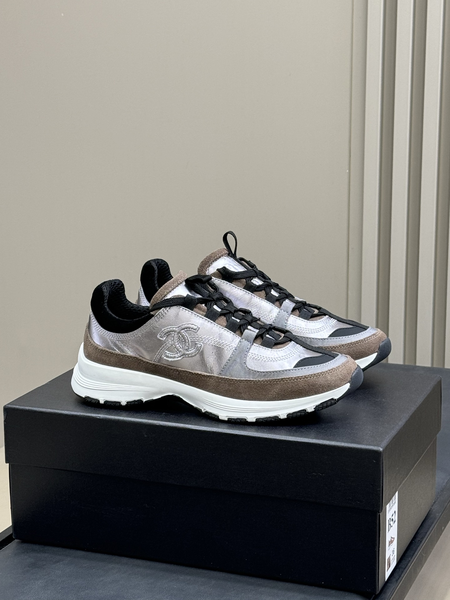 NO:409218,Recommended chanel 25a thick-soled sneakers~ Finally, I have the height-enhancing sneakers that I like again!  !  This colored part is skinny and you don’t worry about being dirty!  White is a little more fashionable with silver. If you like it, you can allin. This pair should become a favorite recently. It is very unique, champagne gold and light gold are very good to match, and it is easy to wear beyond expectations. 9 has no sense of restraint in the shoes, and even the soles are so beautiful. The small fragrance label at the tail of the shoes is very exquisite!  Full of details, excellent texture size 35-40, dad shoes, chanel, sneakers19860909批 chanel 25a 厚底运动鞋推荐～ 终于又来了我喜欢的增高运动鞋！！ 这个有颜色的部分都是皮的 不怕脏哦！ 白色好搭配银色潮一点 喜欢的可以allin 这双应该会成为近期最爱了,很独特的香槟金、淡金色很好搭配,而且超出预期的好穿,9在鞋里没有束缚感,连鞋底都是那么好看,鞋尾的小香标很精致！细节满满,质感超赞 size 35-40,老爹鞋,chanel,sneakers,Women's Shoes