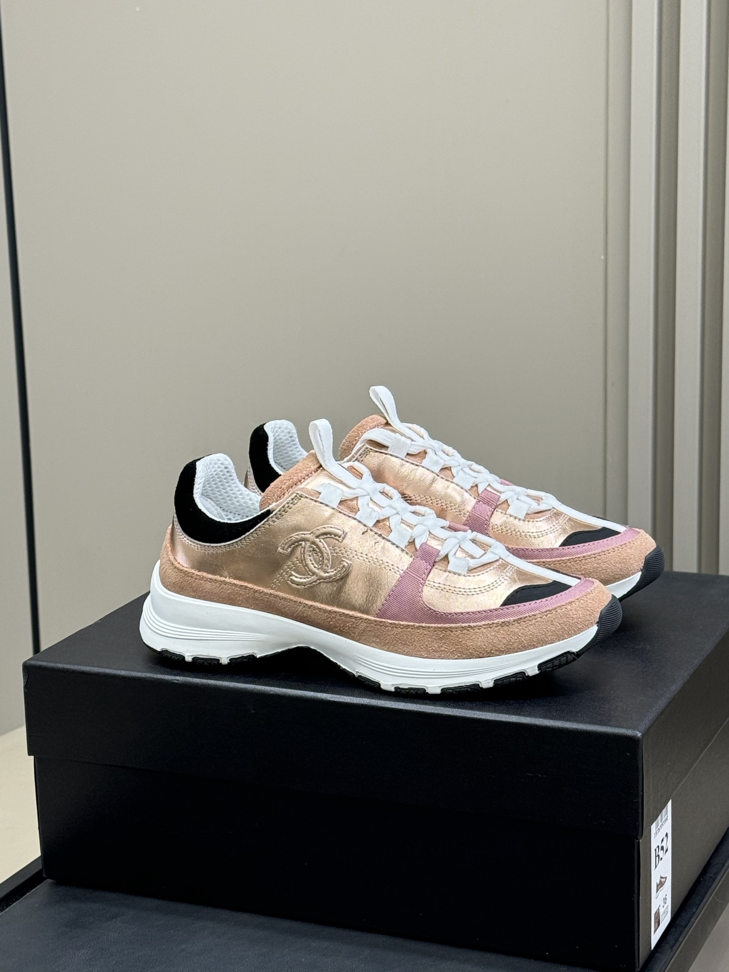 NO:409220,Recommended chanel 25a thick-soled sneakers~ Finally, I like ** sneakers again!  !  This colored part is skinny and you don’t worry about being dirty!  White is a little more fashionable with silver. If you like it, you can allin. This pair should become a favorite recently. It is very unique, champagne gold and light gold are very good to match, and it is easy to wear beyond expectations. 9 has no sense of restraint in the shoes, and even the soles are so beautiful. The small fragrance label at the tail of the shoes is very exquisite!  Full of details, excellent texture size 35-40, dad shoes, chanel, sneakers19860909批 chanel 25a 厚底运动鞋推荐～ 终于又来了我喜欢的**运动鞋！！ 这个有颜色的部分都是皮的 不怕脏哦！ 白色好搭配银色潮一点 喜欢的可以allin 这双应该会成为近期最爱了,很独特的香槟金、淡金色很好搭配,而且超出预期的好穿,9在鞋里没有束缚感,连鞋底都是那么好看,鞋尾的小香标很精致！细节满满,质感超赞 size 35-40,老爹鞋,chanel,sneakers,Women's Shoes