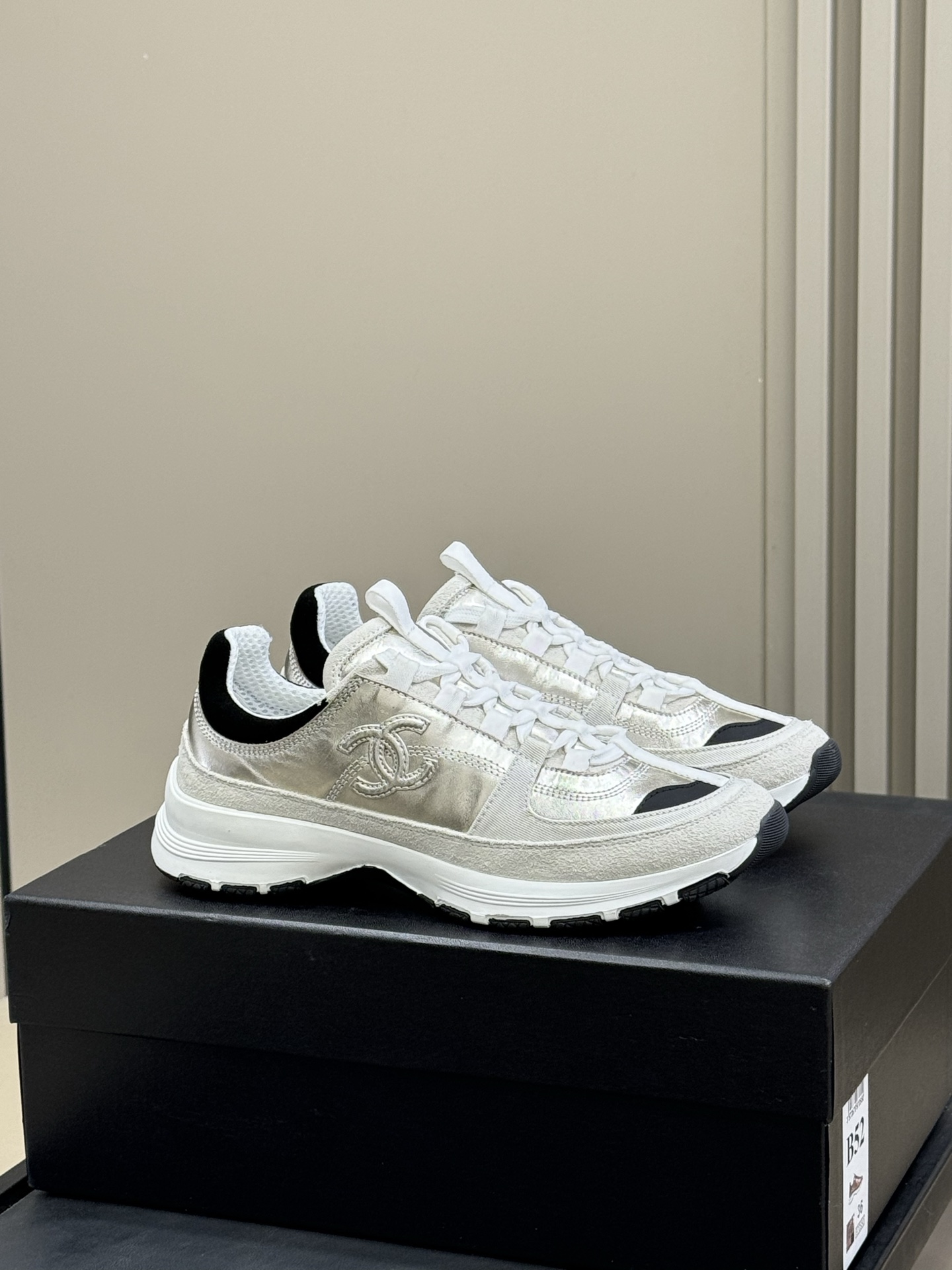 NO:414063,Top quality chanel 25a thick-soled sneakers recommendation~ Finally, I have the height-enhancing sneakers that I like again!  !  This colored part is skinny and you don’t worry about being dirty!  White is a little more fashionable with silver. If you like it, you can allin. This pair should become a favorite recently. It is very unique, champagne gold and light gold are very good to match, and it is easy to wear beyond expectations. 9 has no sense of restraint in the shoes, and even the soles are so beautiful. The small fragrance label at the tail of the shoes is very exquisite!  Full of details, excellent texture size 35-41, dad shoes, chanel, sneakers19860909顶级品质 chanel 25a 厚底运动鞋推荐～ 终于又来了我喜欢的增高运动鞋！！ 这个有颜色的部分都是皮的 不怕脏哦！ 白色好搭配银色潮一点 喜欢的可以allin 这双应该会成为近期最爱了,很独特的香槟金、淡金色很好搭配,而且超出预期的好穿,9在鞋里没有束缚感,连鞋底都是那么好看,鞋尾的小香标很精致！细节满满,质感超赞 size 35-41,老爹鞋,chanel,sneakers,Women's Shoes