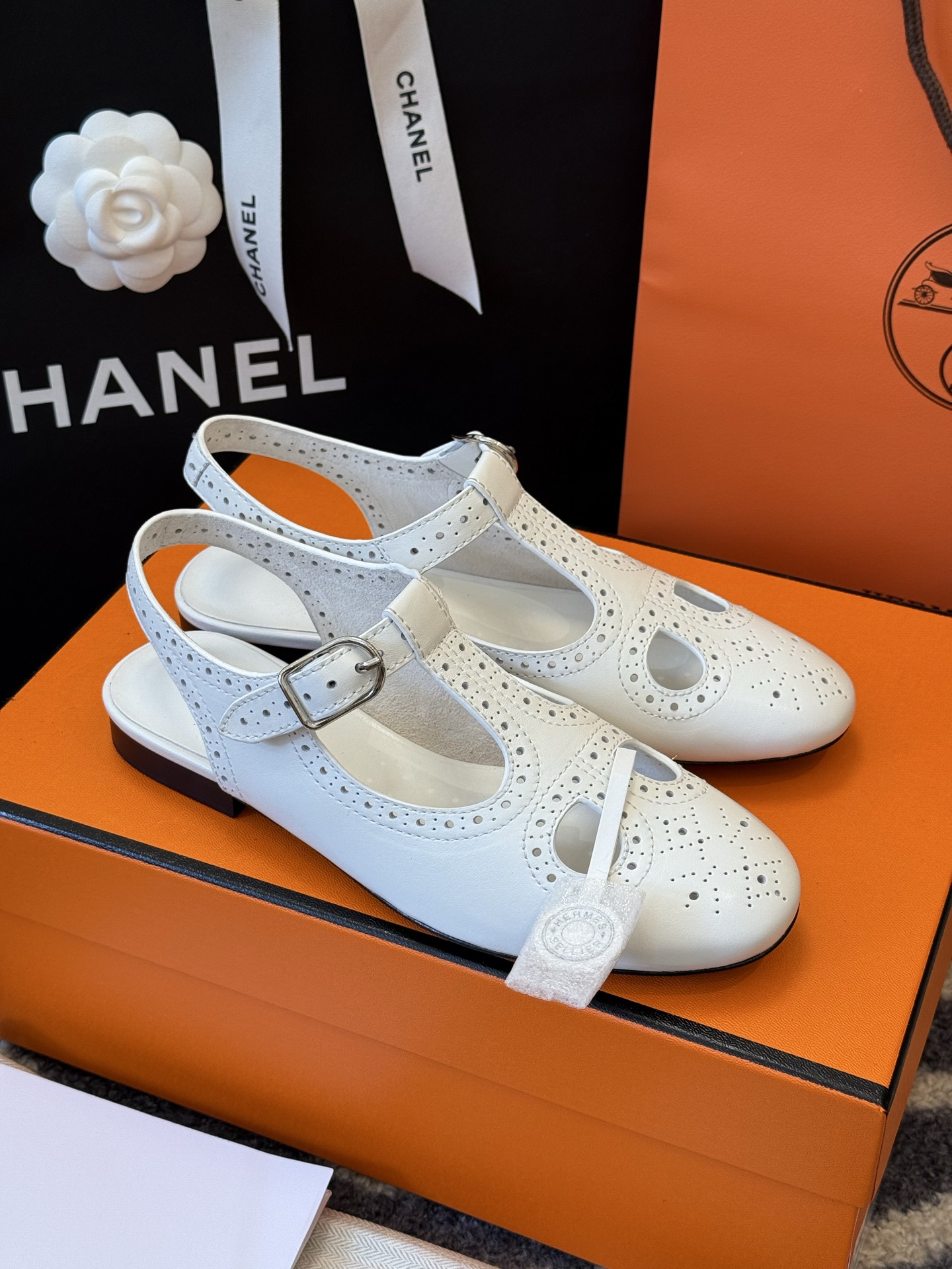 NO:414078,Top quality Hermes 25 new product Mary Jane Retro carved design, extremely exquisite, huge and cute, lambskin upper, huge soft and easy to wear, soles imported from Italy, and injection molding process!  size 35-41, Mary Jane, hermes, mary jane, cowhide, sheepskin19860909顶级品质 Hermes 25新品玛丽珍 复古雕花设计,精致无比,巨好看巨可爱 鞋面小羊皮的,巨软巨好穿 鞋底意大利进口牛皮底,且做注塑工艺！ size 35-41,玛丽珍,hermes,mary jane,cowhide,sheepskin,Women's Shoes