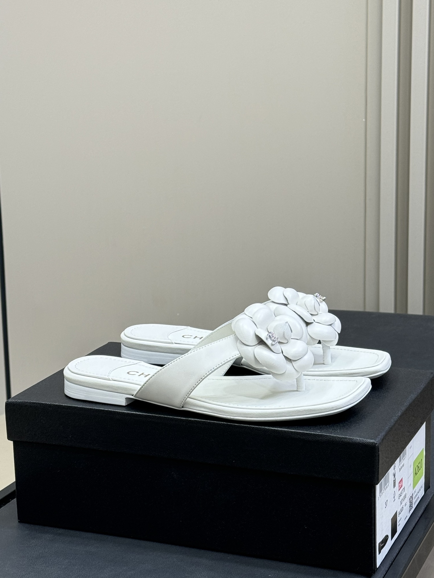 NO:413941,Top quality chanel 25a new arrival~ Xiaoxiang 25 early autumn new camellia slippers classic camellia elegant and elegant, beautiful lambskin material/satin material, sole imported cowhide size 35-41, split-toe shoes, chanel, slippers, cowhide, sheepskin19860909顶级品质 chanel 25a new arrival～ 小香25早秋 山茶花拖鞋新品 经典山茶花典雅大方,好好看的 小羊皮材质/缎面材质,鞋底意大利进口牛皮 size 35-41,分趾鞋,chanel,slippers,cowhide,sheepskin,Women's Shoes