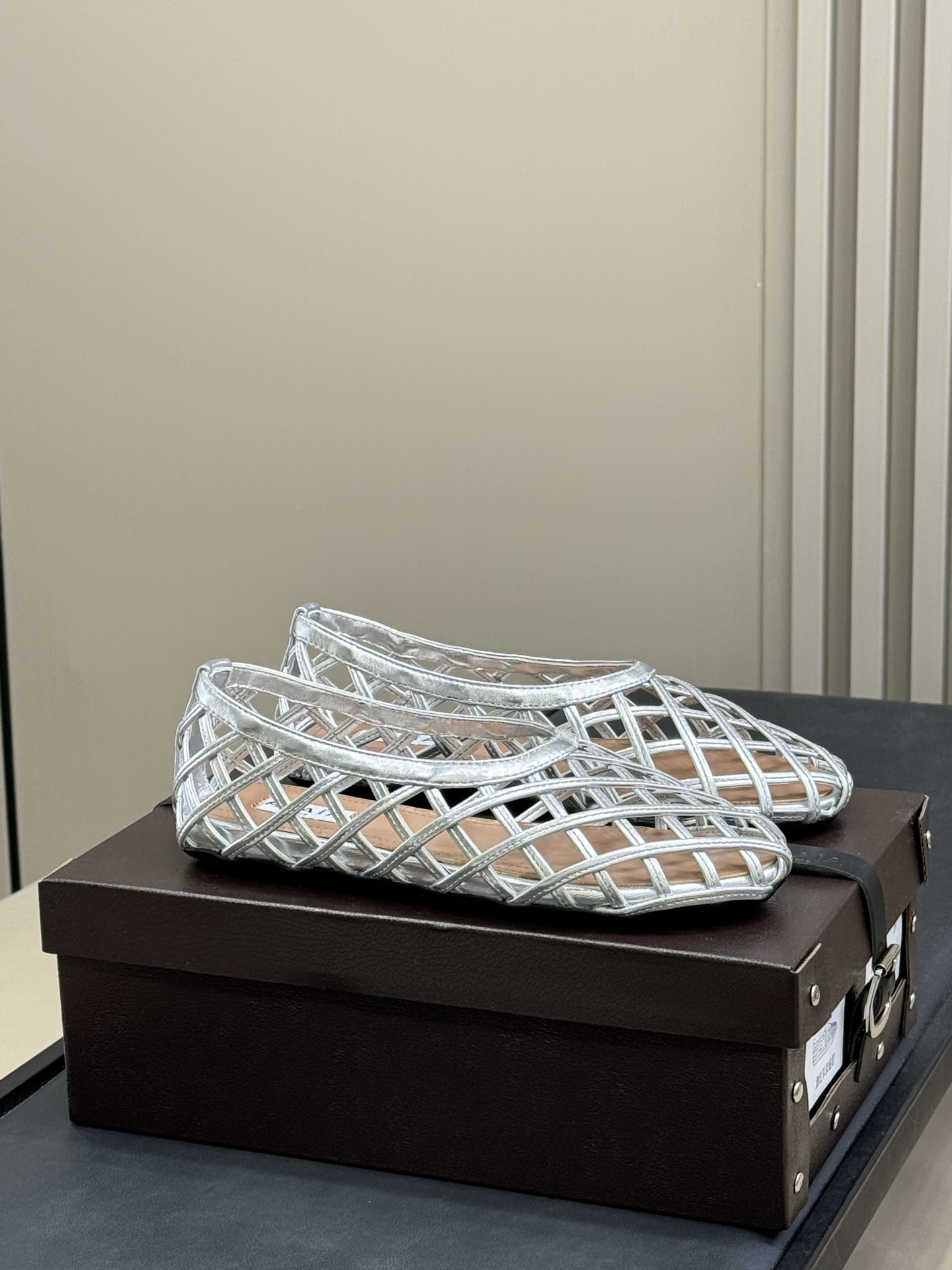 NO:411067,ALAiAI is a bit of a special ballet shoes~ I found a pair of ballet shoes that don’t match!  Alaia's new ballet shoes make the classics come out with new tricks. The enlarged grid makes the feet look thinner. The painted calfskin crowd is more eye-catching. Size 35-41, ballet shoes, alaia, cowhide19860909ALAiAI 有点小特别的芭蕾舞鞋～发现一双不撞款的芭蕾舞鞋！ Alaia 新款芭蕾舞鞋又把经典玩出新花样 放大版网格超显脚瘦 漆面小牛皮人群中更吸睛 size 35-41,芭蕾舞鞋,alaia,cowhide,Women's Shoes