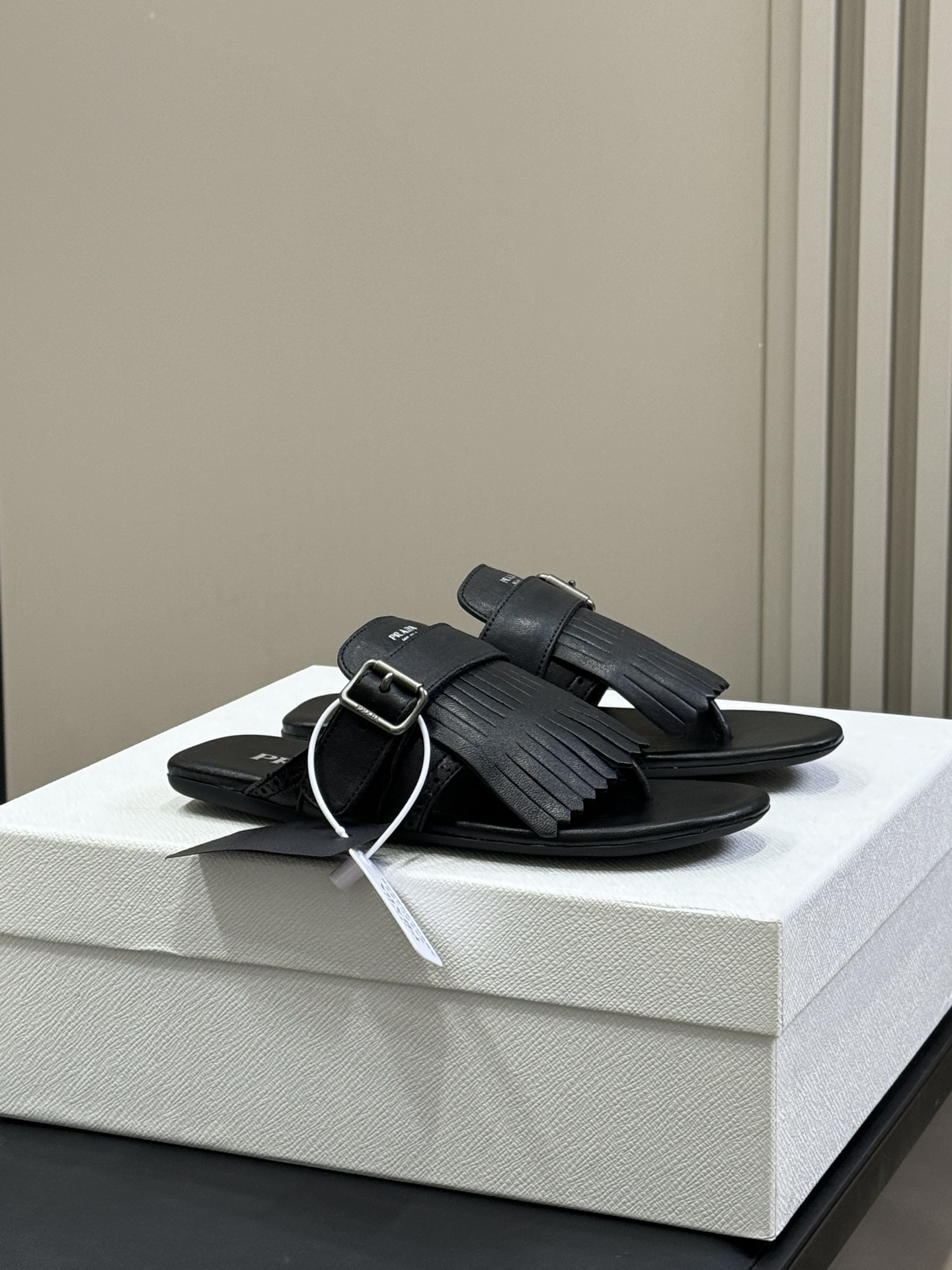 NO:413982,Top quality prada ss25 new arrival~ pjia 2025 spring and summer tassel foot slippers The casual atmosphere of leather tassels is full of high-end feeling Retro and fashionable items, very fashionable size 35-41, slippers, prada, slippers19860909顶级品质 prada ss25 new arrival～ p家2025春夏流苏夹脚拖鞋 皮革流苏的随性氛围感中带着满满的高级感 复古时髦的单品,洋气得很 size 35-41,拖鞋,prada,slippers,Women's Shoes