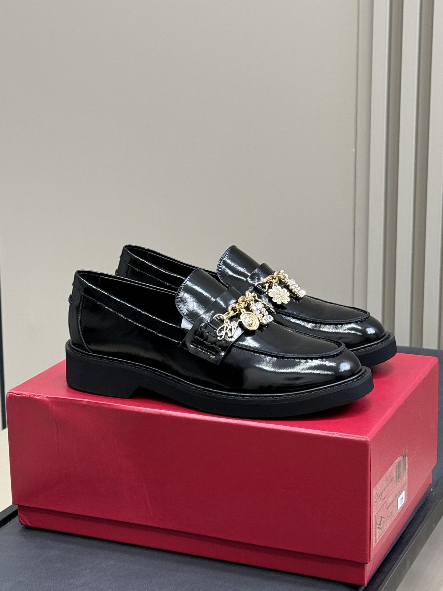 NO:440127,New RV loafers This model is a classic Viv'Rangers series, the upper is soft leather, ten rubber thick sole and classic diamond buckle, fashionable and modern, the overall foot feel is super light and comfortable, the spring and summer OOTD must be available size 35-40 (40 custom-made, non-return and exchange), loafers, loafers19860909RV新款乐福鞋 此款是经典 Viv'Rangers系列,鞋面采用软皮革 十橡胶厚底搭配经典钻扣,时髦摩登感拉满,整体脚感超轻且舒适度极好,春夏OOTD必备 size 35-40（40定制不退换）,乐福鞋,loafers,Women's Shoes