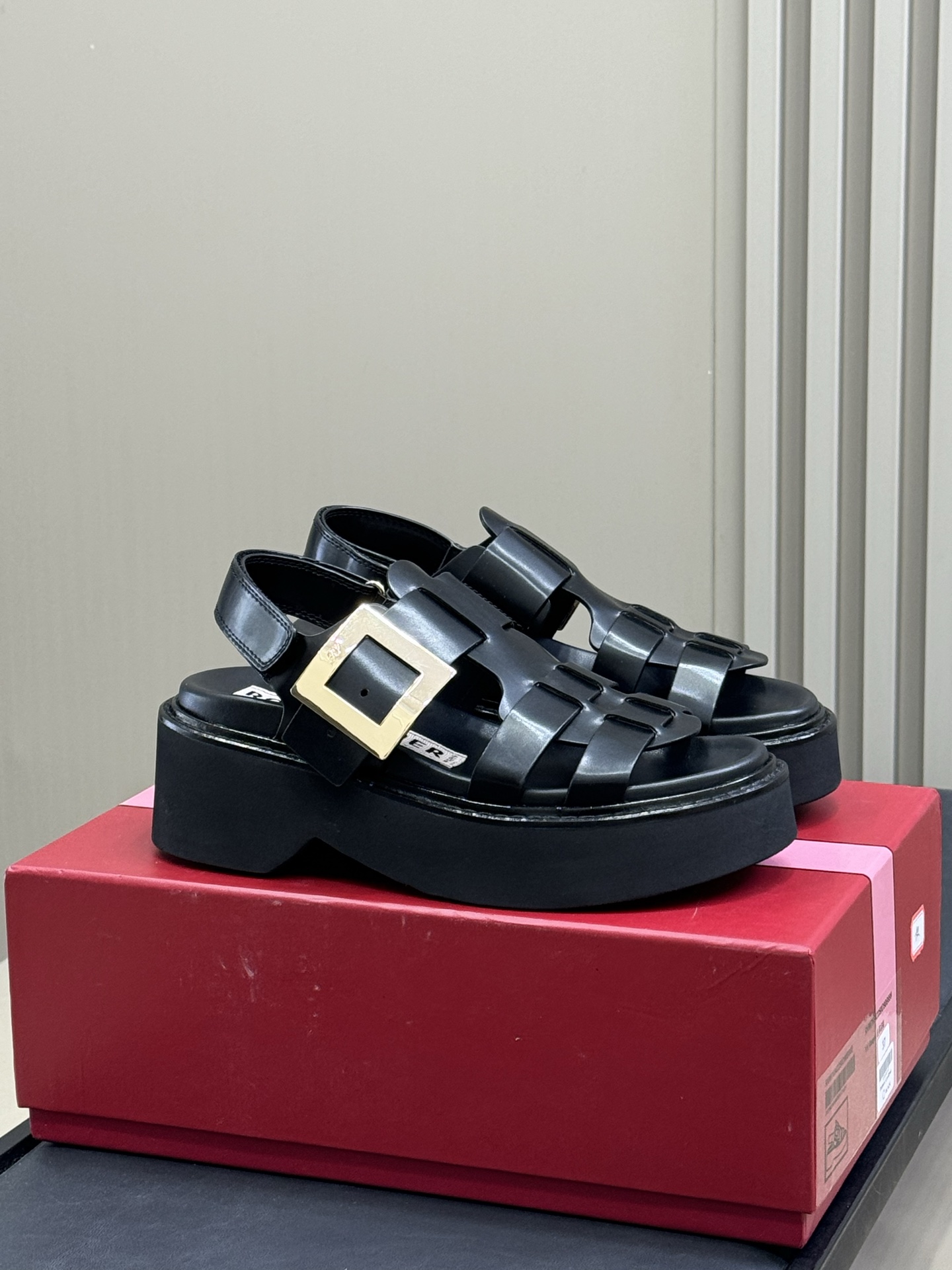 NO:411703,Batch RV new diamond buckle sandals This model is a classic Viv'Rangers series, the upper is soft leather, ten rubber thick sole matched with classic diamond buckles, fashionable and modern, the overall foot feel is super light and comfortable, must-have for spring and summer OOTD size 35-40, sandals, sandals19860909批 RV新款钻扣凉鞋 此款是经典 Viv'Rangers系列,鞋面采用软皮革 十橡胶厚底搭配经典钻扣,时髦摩登感拉满,整体脚感超轻且舒适度极好,春夏OOTD必备 size 35-40,凉鞋,sandals,Women's Shoes