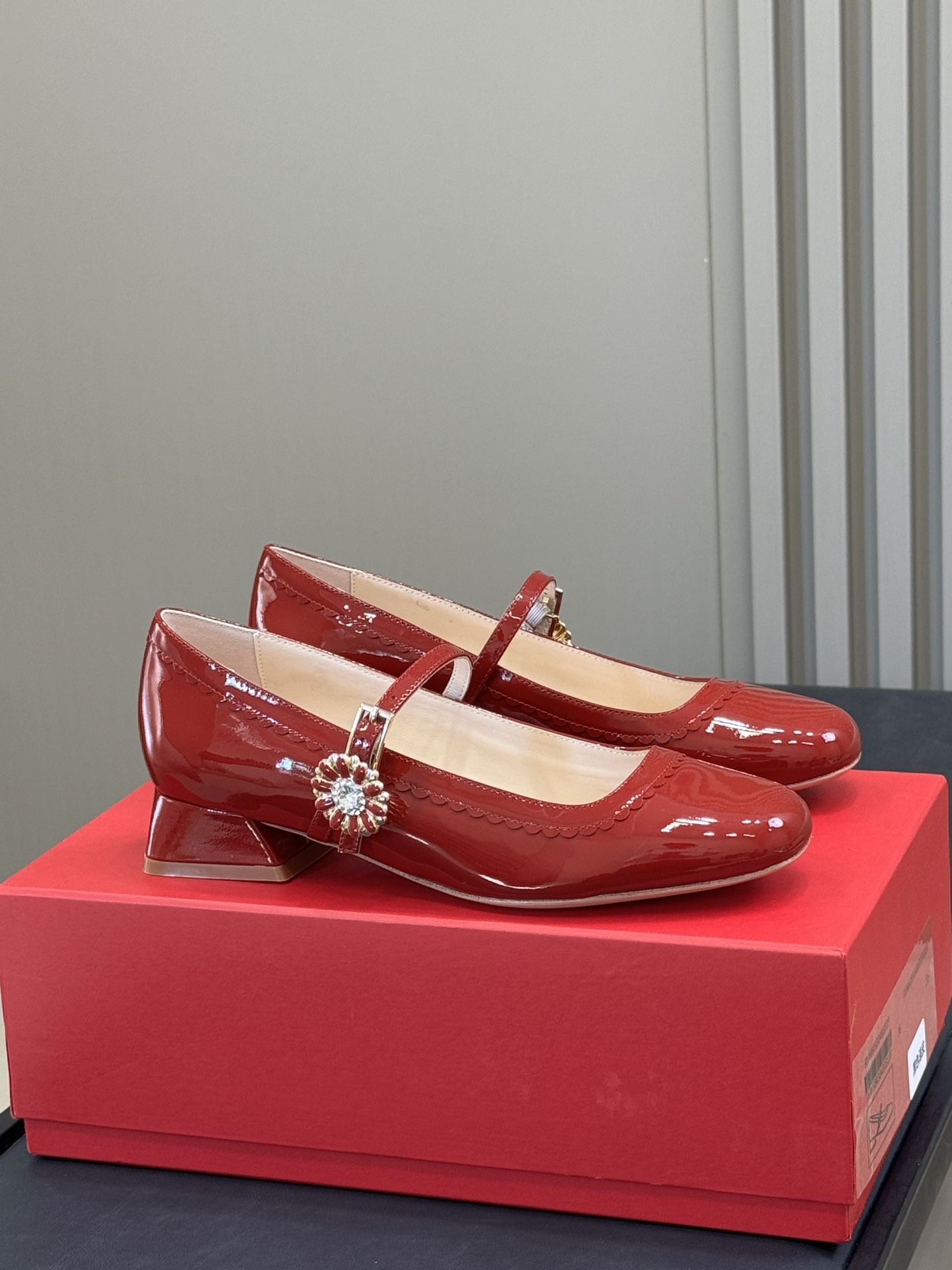 NO:411697,Who can refuse RV Daisy Mary Jane Retro, comfortable, gentle and fashionable Super beautiful Daisy Mary Jane, which combines many advantages, has made a brilliant debut. Cow patent leather upper, sheepskin inner, imported cowhide sole size 35-40, Mary Jane, mary jane, cowhide, sheepskin19860909批 谁能拒绝RV小雏菊玛丽珍 复古、舒适、温柔、时髦 集合众多优点的超美小雏菊玛丽珍闪亮登场啦 牛漆皮鞋面,羊皮内里,意大利进口牛皮底 size 35-40,玛丽珍,mary jane,cowhide,sheepskin,Women's Shoes
