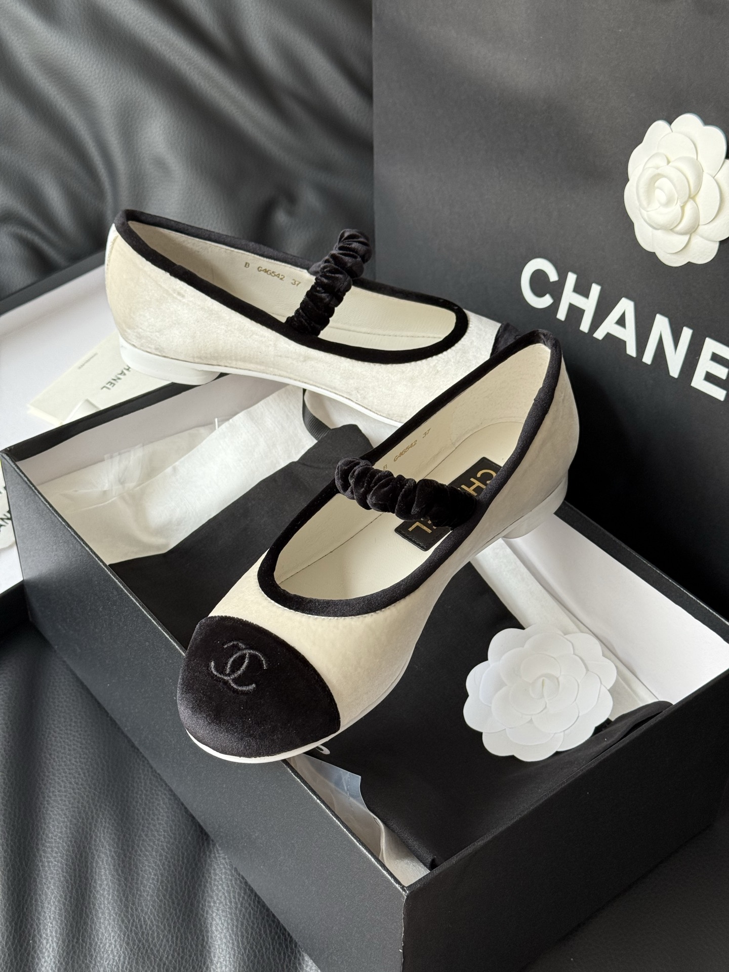 
Chanel 香奈儿25A丝绒玛丽珍
香奈儿25a 这一季没有遇见心仪的运动鞋，一眼看中了这双丝绒玛丽