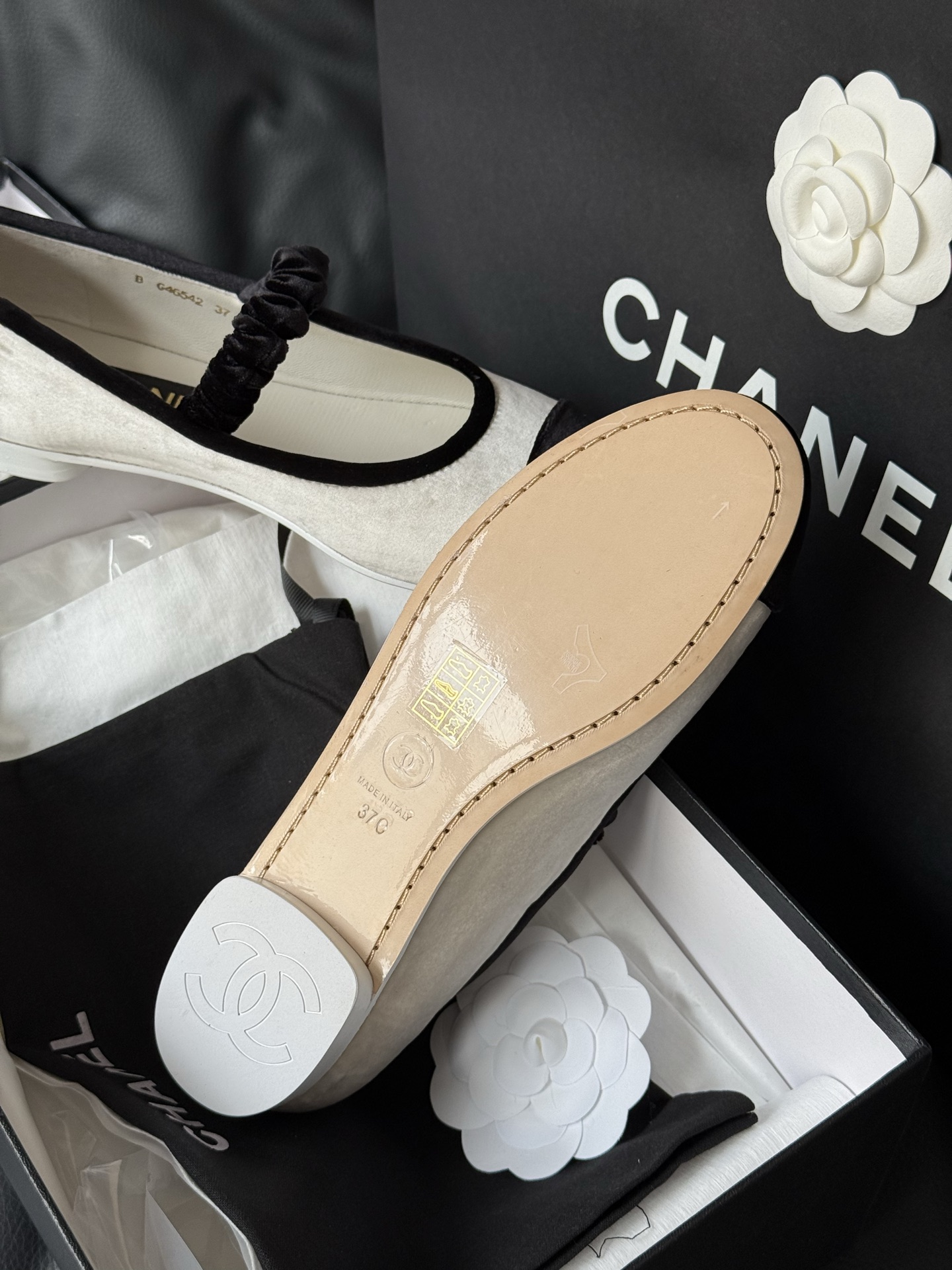 
Chanel 香奈儿25A丝绒玛丽珍
香奈儿25a 这一季没有遇见心仪的运动鞋，一眼看中了这双丝绒玛丽