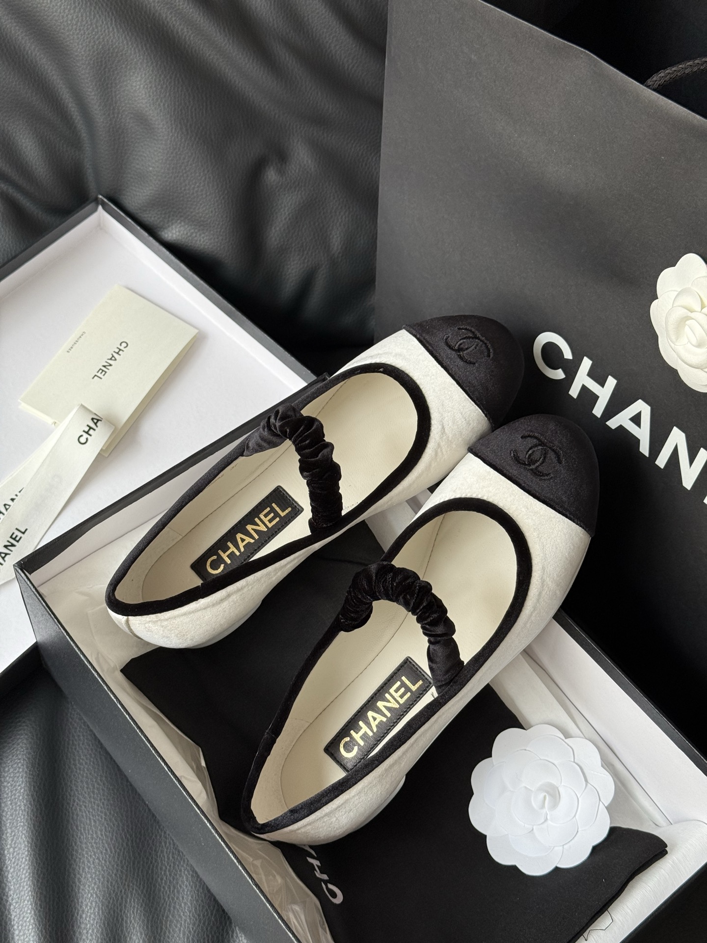 
Chanel 香奈儿25A丝绒玛丽珍
香奈儿25a 这一季没有遇见心仪的运动鞋，一眼看中了这双丝绒玛丽