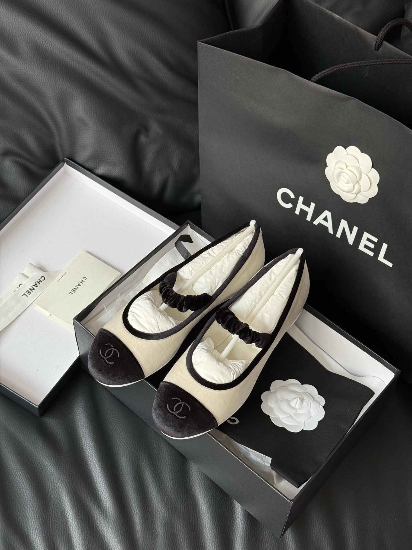 
Chanel 香奈儿25A丝绒玛丽珍
香奈儿25a 这一季没有遇见心仪的运动鞋，一眼看中了这双丝绒玛丽