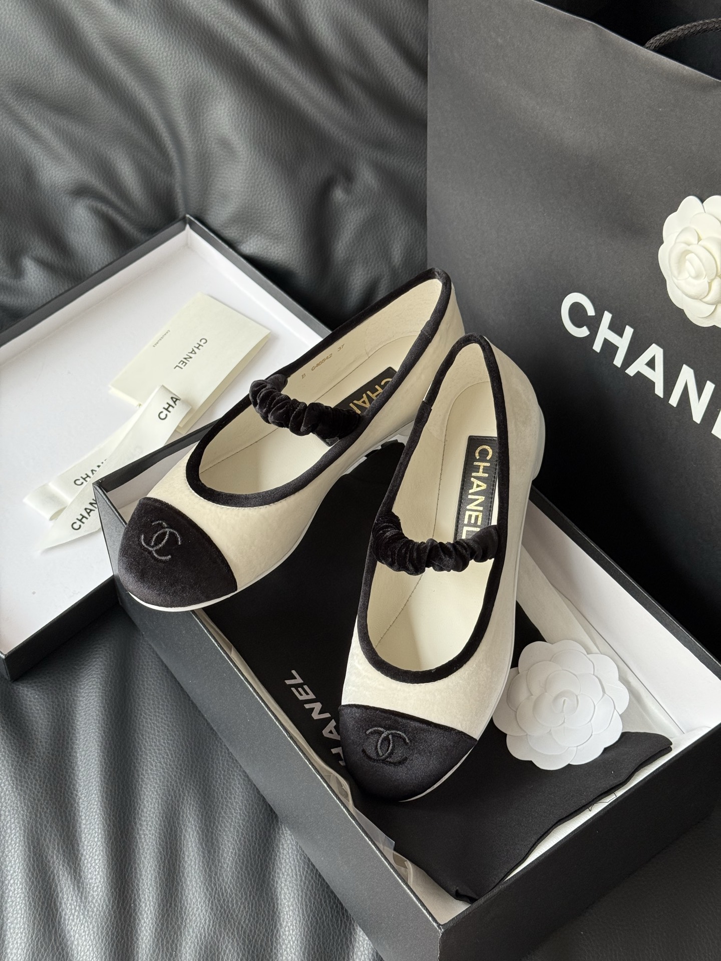 
Chanel 香奈儿25A丝绒玛丽珍
香奈儿25a 这一季没有遇见心仪的运动鞋，一眼看中了这双丝绒玛丽