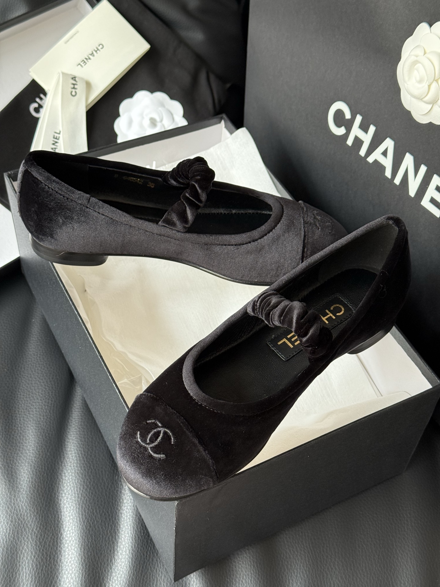 
Chanel 香奈儿25A丝绒玛丽珍
香奈儿25a 这一季没有遇见心仪的运动鞋，一眼看中了这双丝绒玛丽