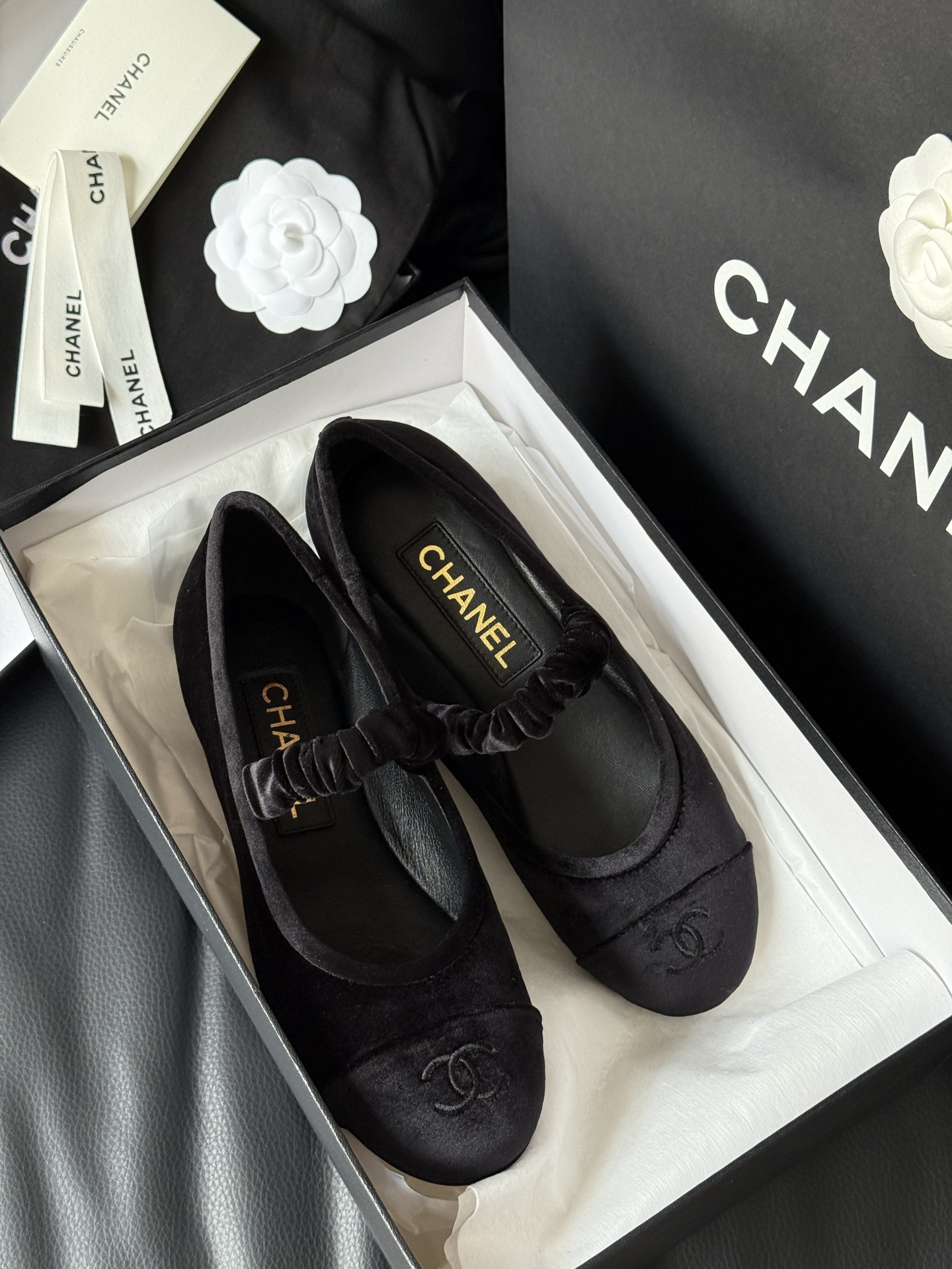 
Chanel 香奈儿25A丝绒玛丽珍
香奈儿25a 这一季没有遇见心仪的运动鞋，一眼看中了这双丝绒玛丽