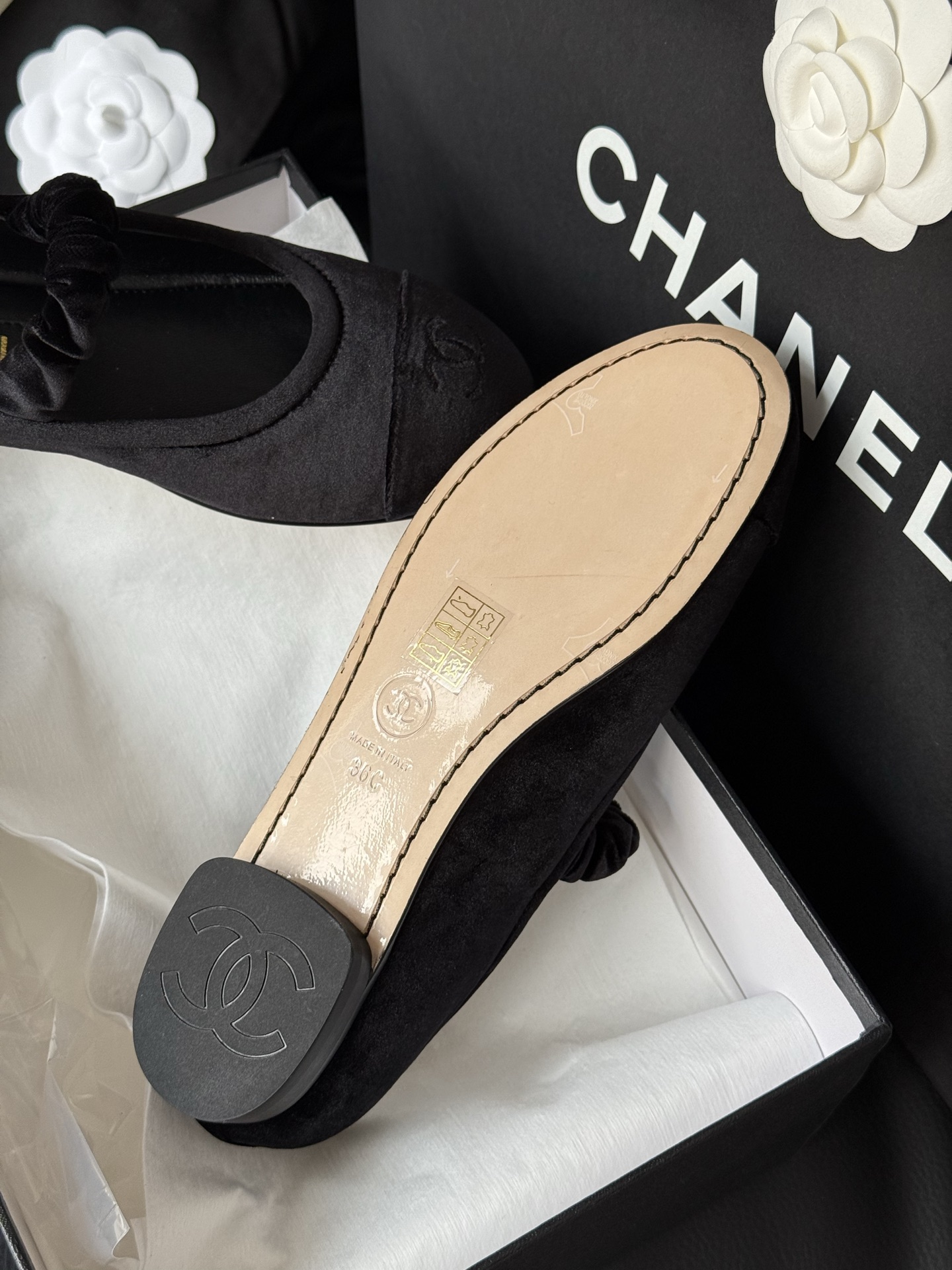 
Chanel 香奈儿25A丝绒玛丽珍
香奈儿25a 这一季没有遇见心仪的运动鞋，一眼看中了这双丝绒玛丽