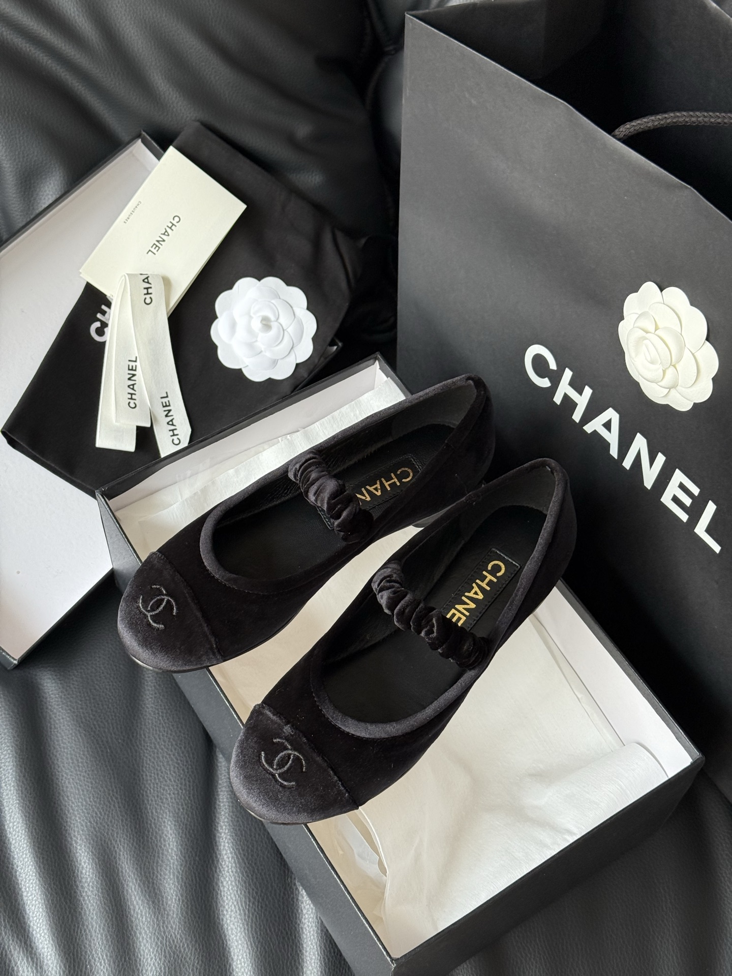 
Chanel 香奈儿25A丝绒玛丽珍
香奈儿25a 这一季没有遇见心仪的运动鞋，一眼看中了这双丝绒玛丽