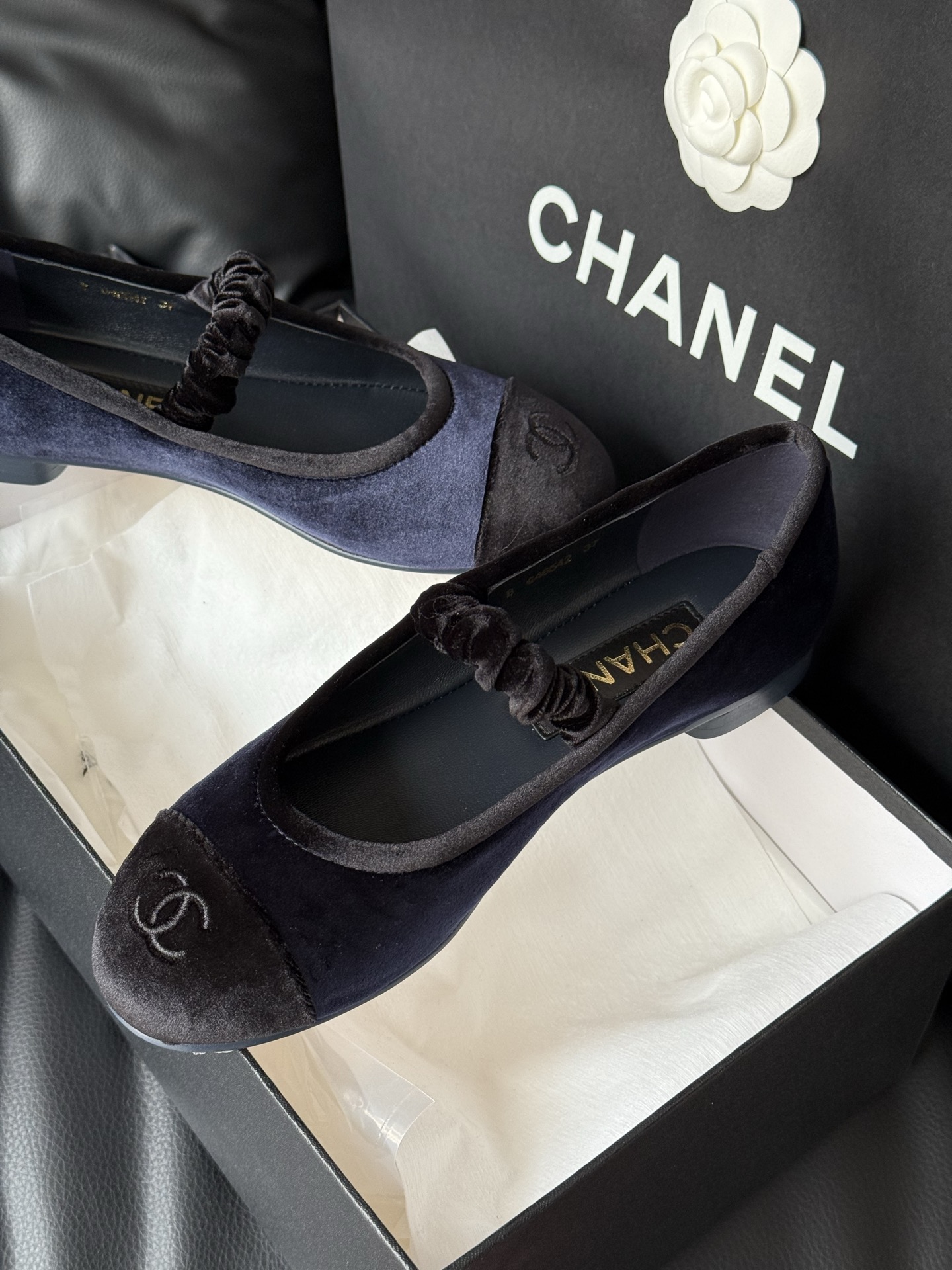 
Chanel 香奈儿25A丝绒玛丽珍
香奈儿25a 这一季没有遇见心仪的运动鞋，一眼看中了这双丝绒玛丽