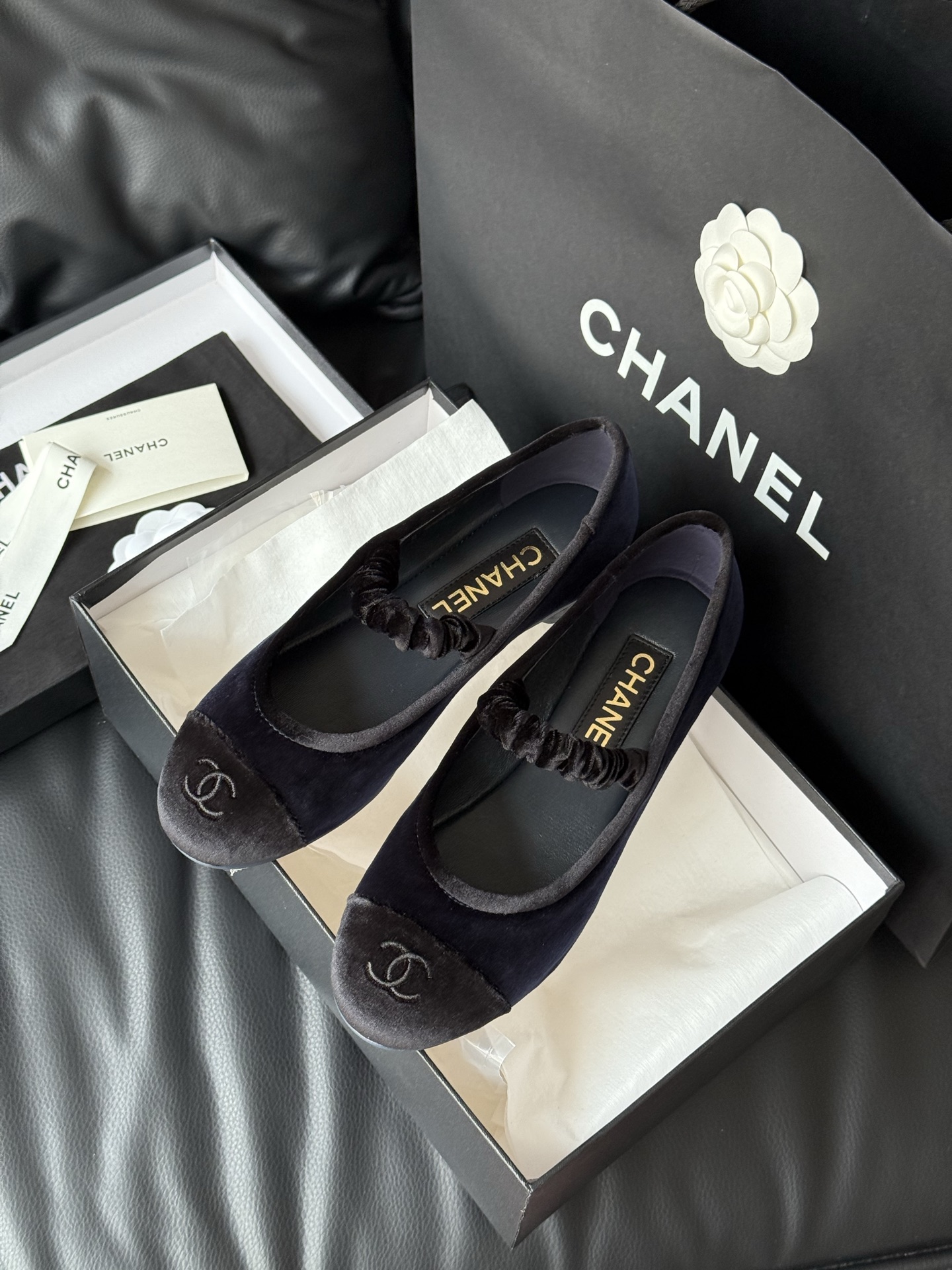 
Chanel 香奈儿25A丝绒玛丽珍
香奈儿25a 这一季没有遇见心仪的运动鞋，一眼看中了这双丝绒玛丽