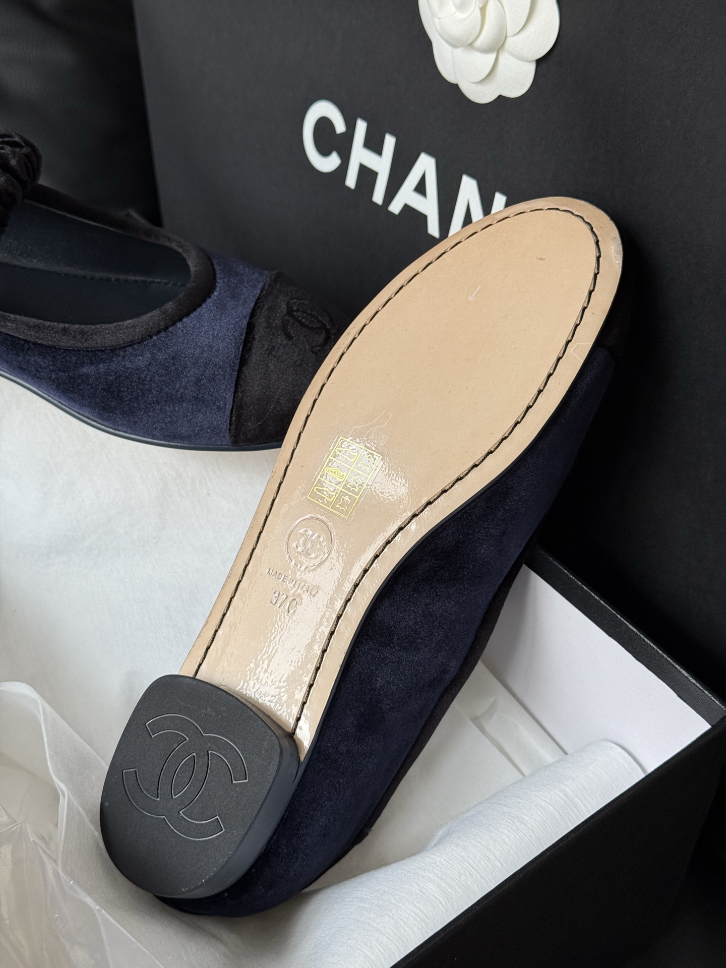 
Chanel 香奈儿25A丝绒玛丽珍
香奈儿25a 这一季没有遇见心仪的运动鞋，一眼看中了这双丝绒玛丽
