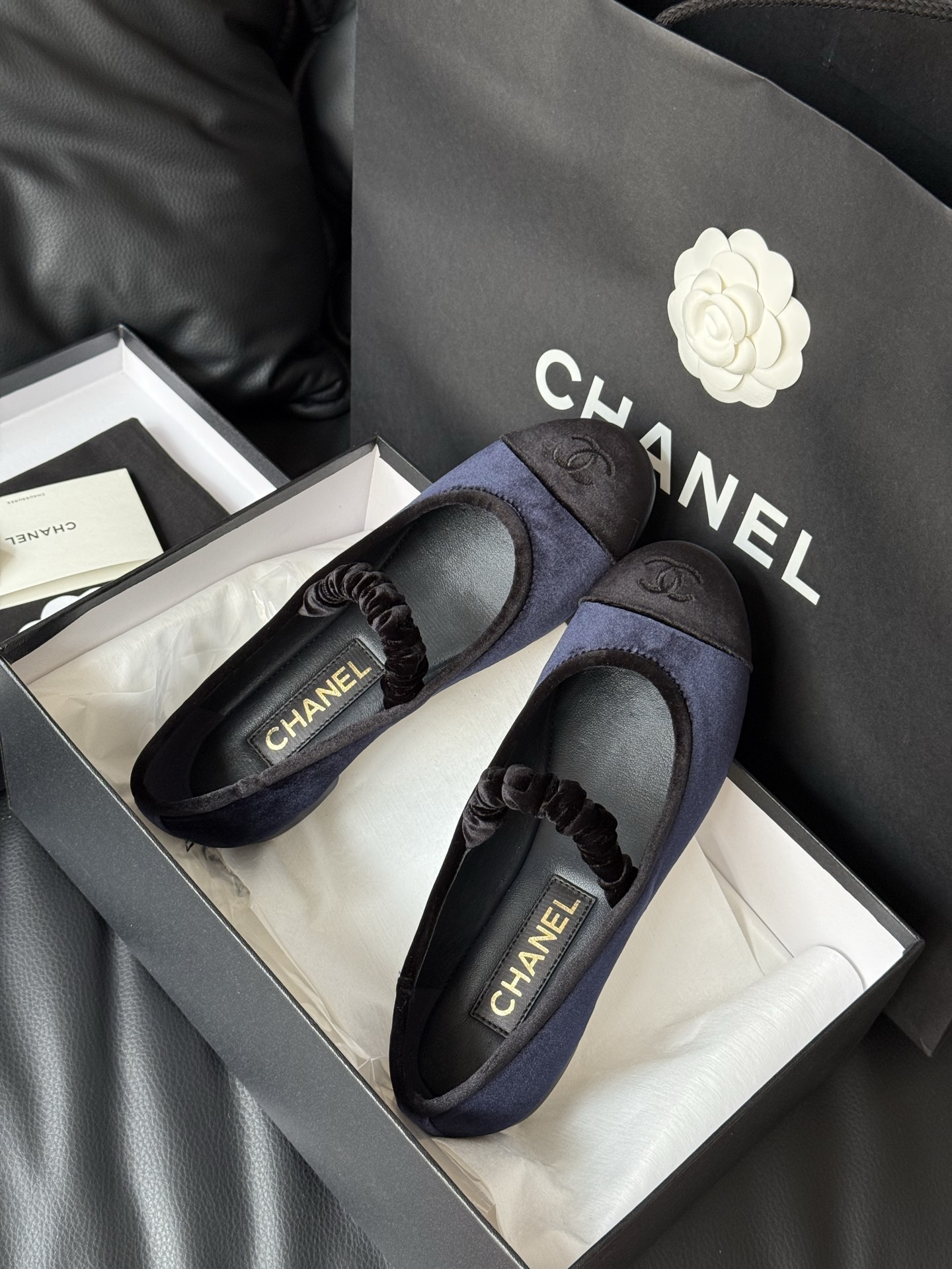 
Chanel 香奈儿25A丝绒玛丽珍
香奈儿25a 这一季没有遇见心仪的运动鞋，一眼看中了这双丝绒玛丽