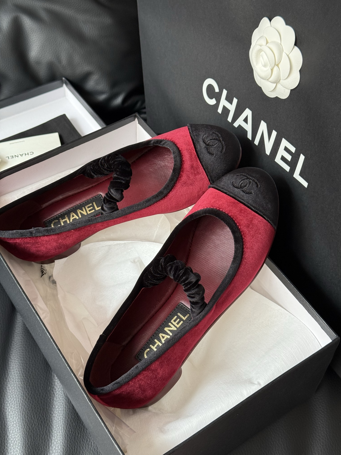 
Chanel 香奈儿25A丝绒玛丽珍
香奈儿25a 这一季没有遇见心仪的运动鞋，一眼看中了这双丝绒玛丽