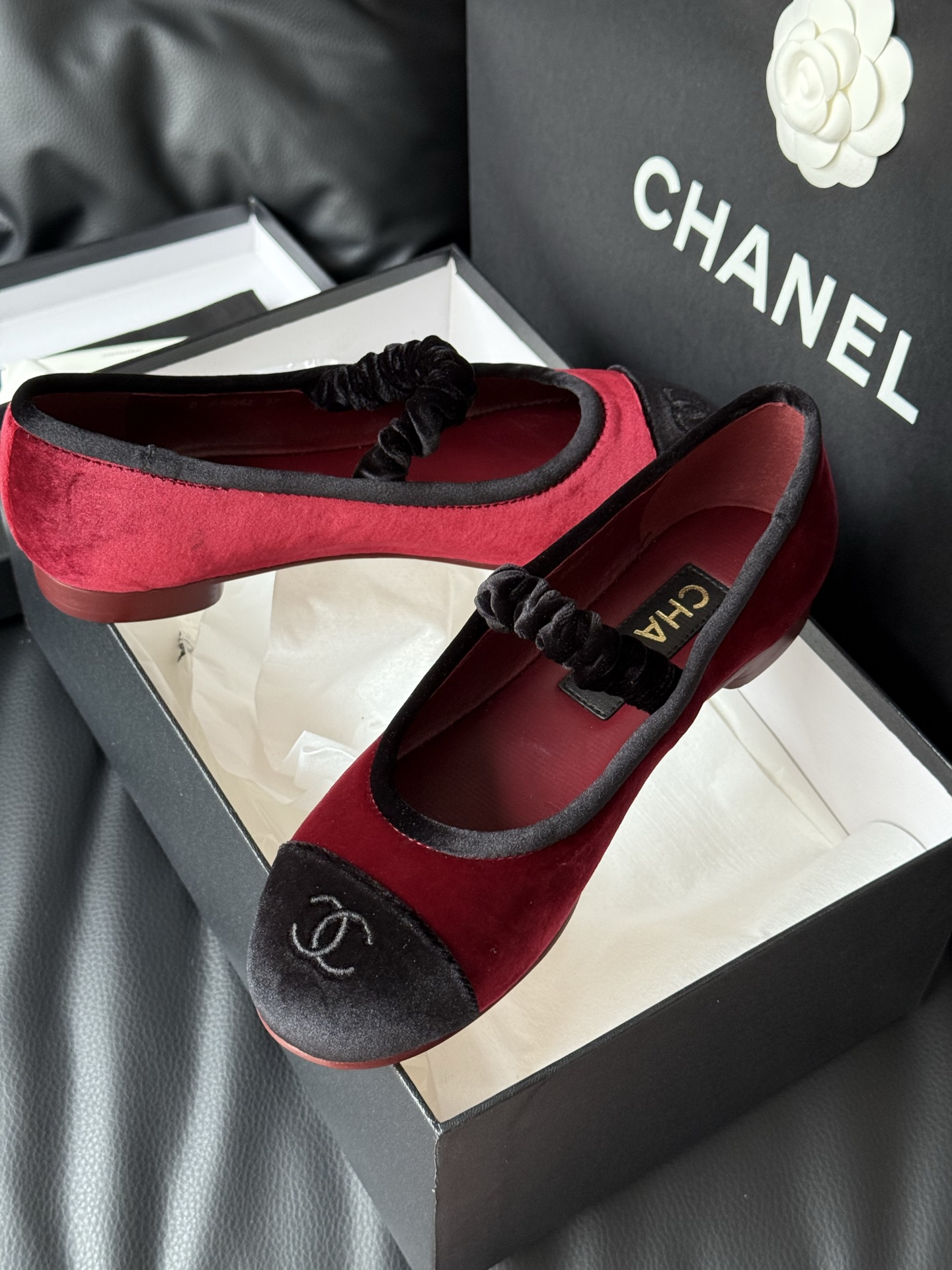 
Chanel 香奈儿25A丝绒玛丽珍
香奈儿25a 这一季没有遇见心仪的运动鞋，一眼看中了这双丝绒玛丽