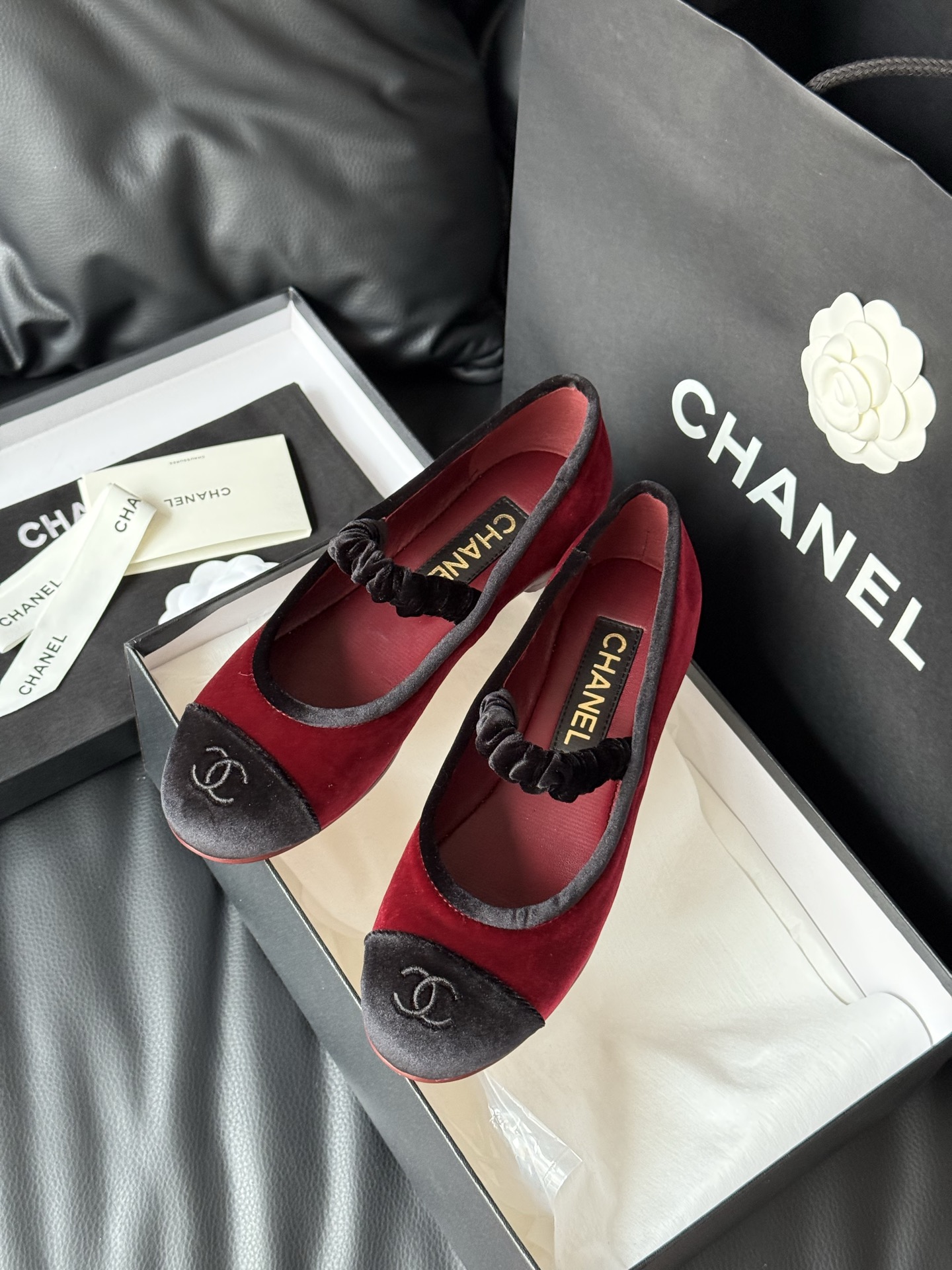 
Chanel 香奈儿25A丝绒玛丽珍
香奈儿25a 这一季没有遇见心仪的运动鞋，一眼看中了这双丝绒玛丽