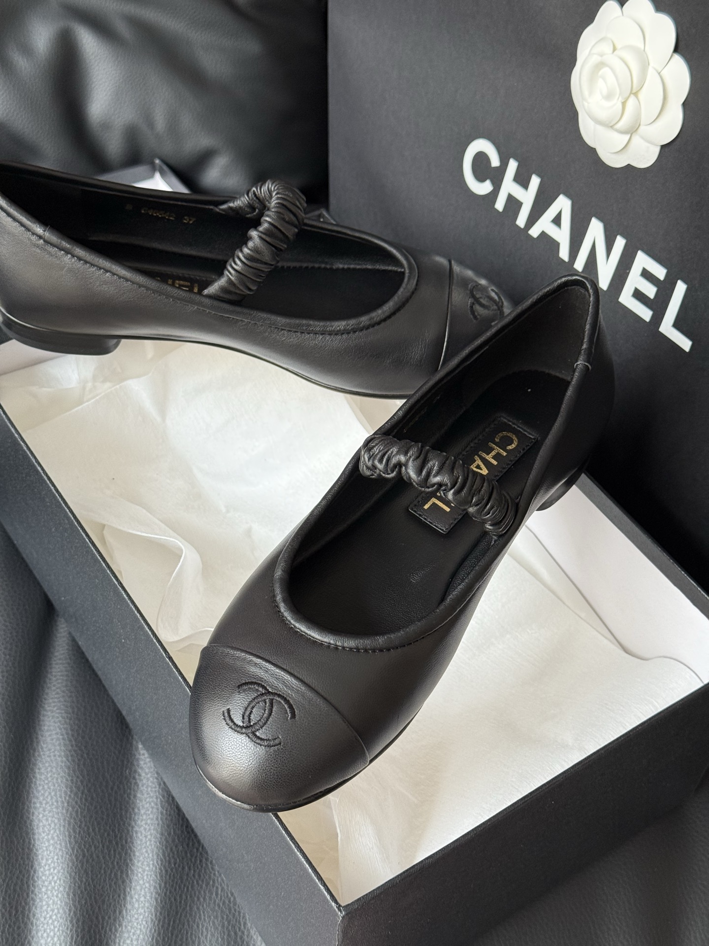
Chanel 香奈儿25A丝绒玛丽珍
香奈儿25a 这一季没有遇见心仪的运动鞋，一眼看中了这双丝绒玛丽