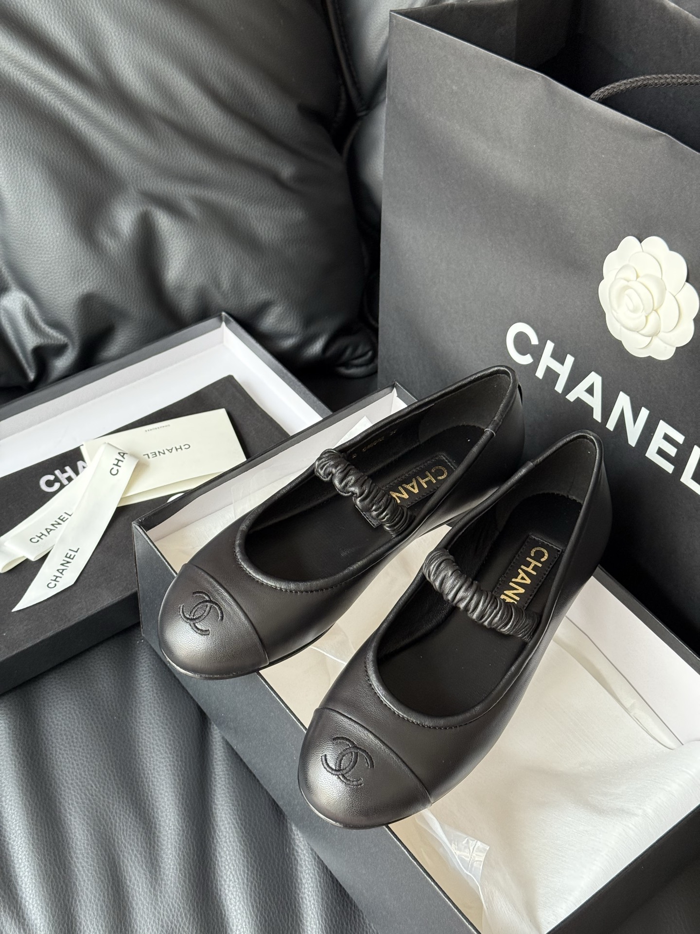 
Chanel 香奈儿25A丝绒玛丽珍
香奈儿25a 这一季没有遇见心仪的运动鞋，一眼看中了这双丝绒玛丽