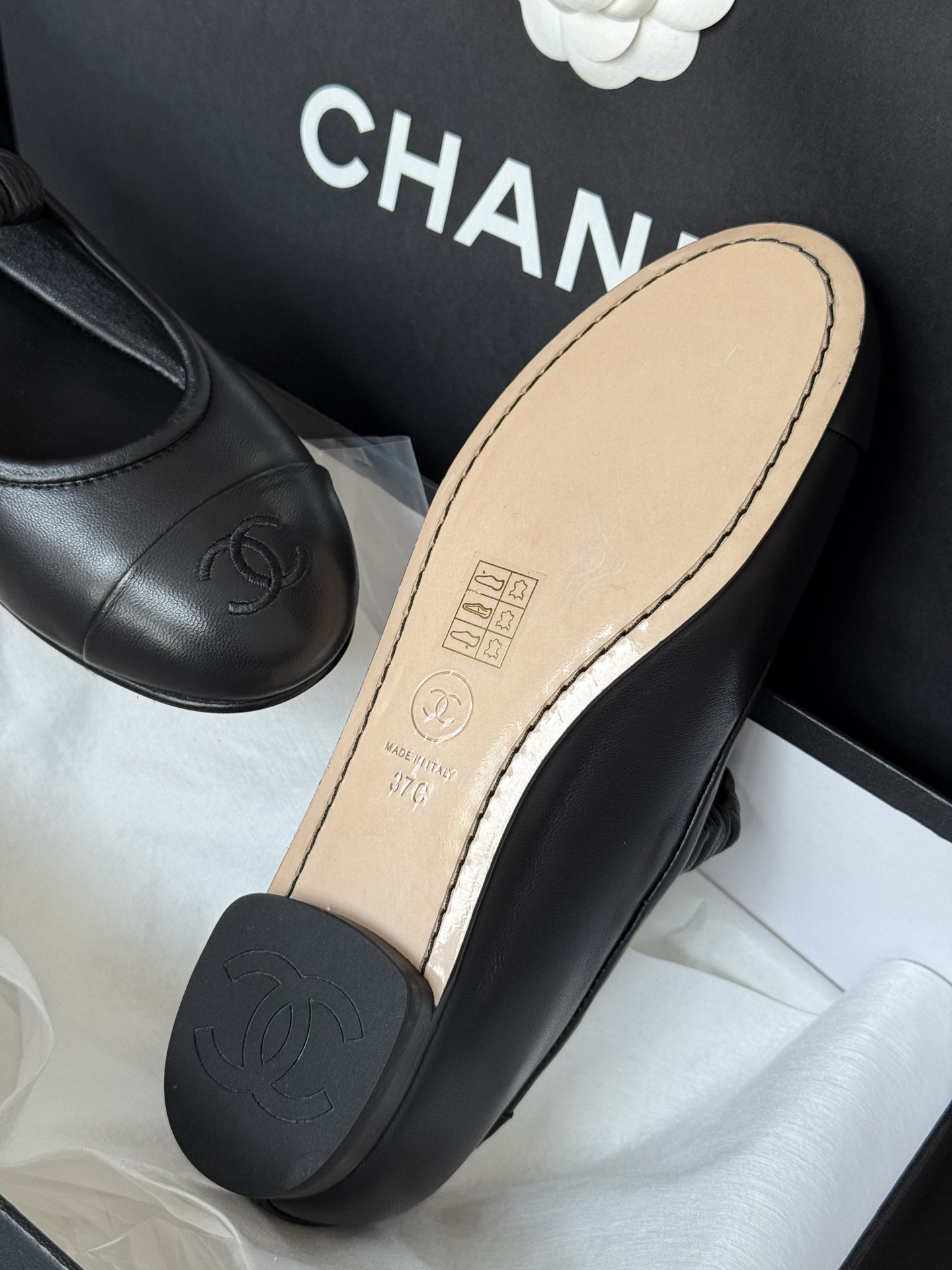 
Chanel 香奈儿25A丝绒玛丽珍
香奈儿25a 这一季没有遇见心仪的运动鞋，一眼看中了这双丝绒玛丽