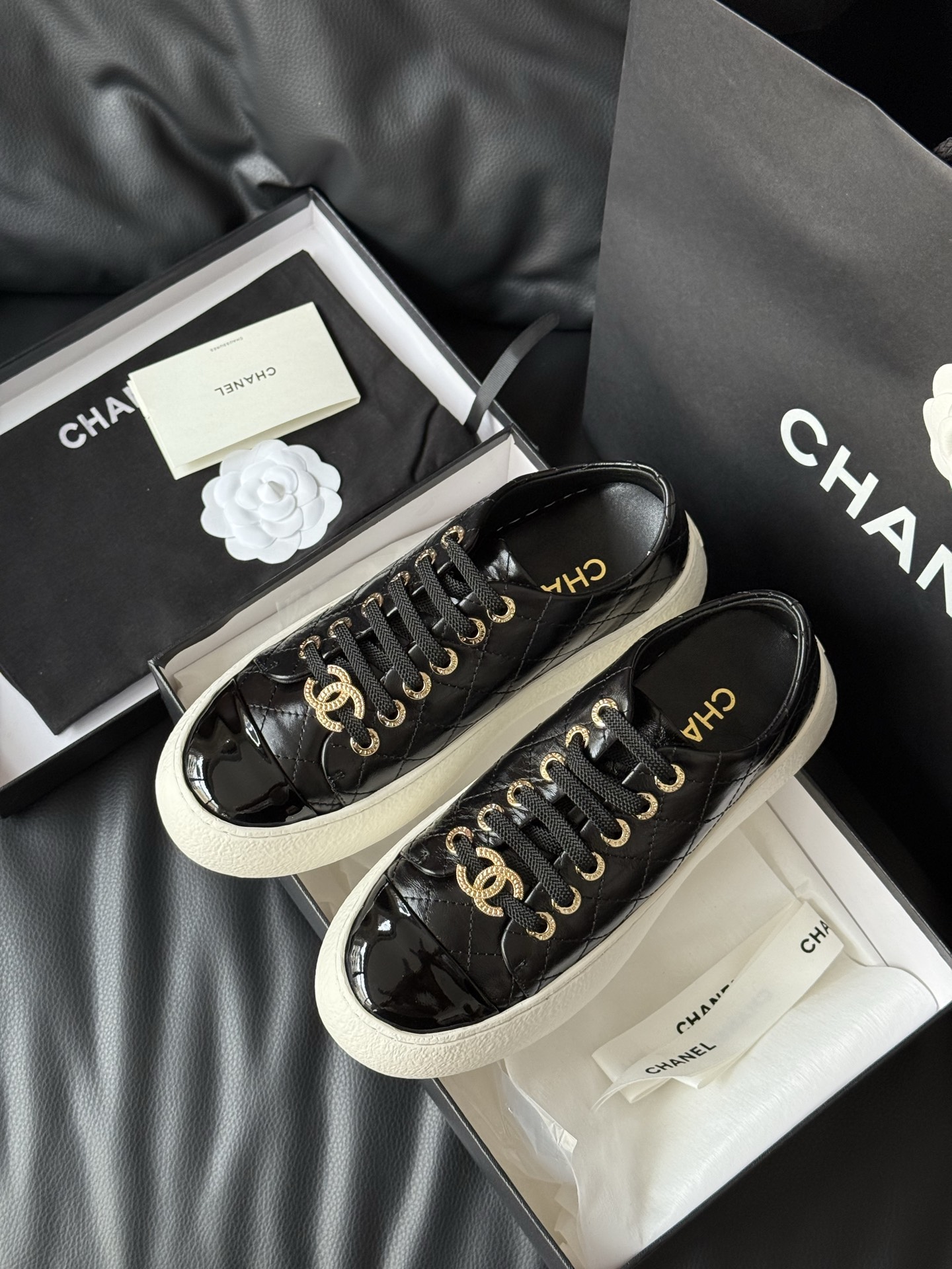 
Chanel香奈儿25a增高显瘦的饼干鞋
经典款鞋头用了漆皮材质，瞬间提亮的感觉！
软皱小牛漆皮，质感
