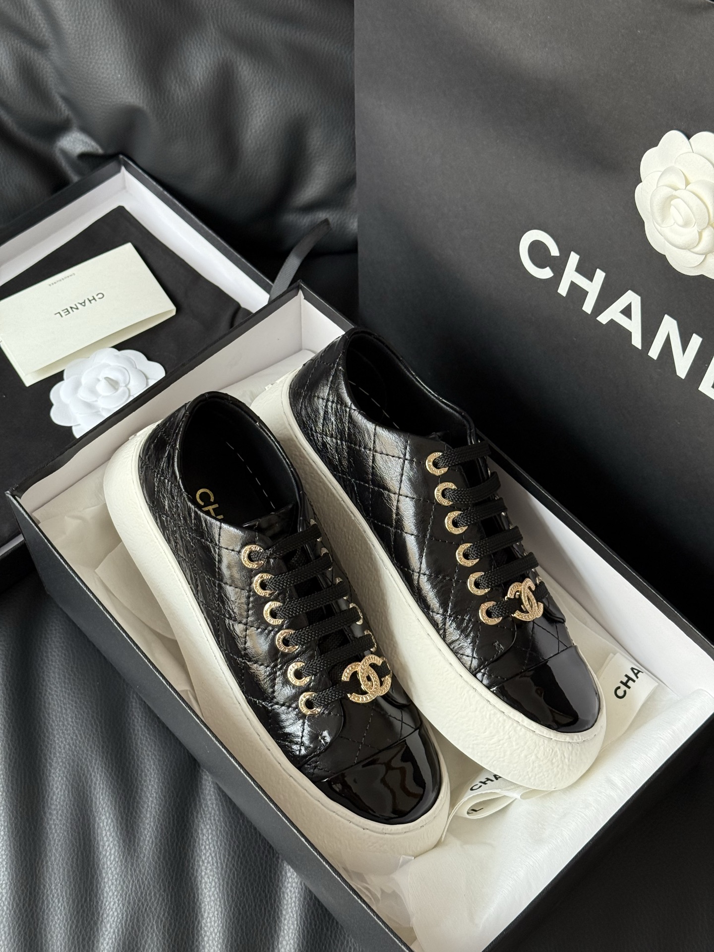 
Chanel香奈儿25a增高显瘦的饼干鞋
经典款鞋头用了漆皮材质，瞬间提亮的感觉！
软皱小牛漆皮，质感