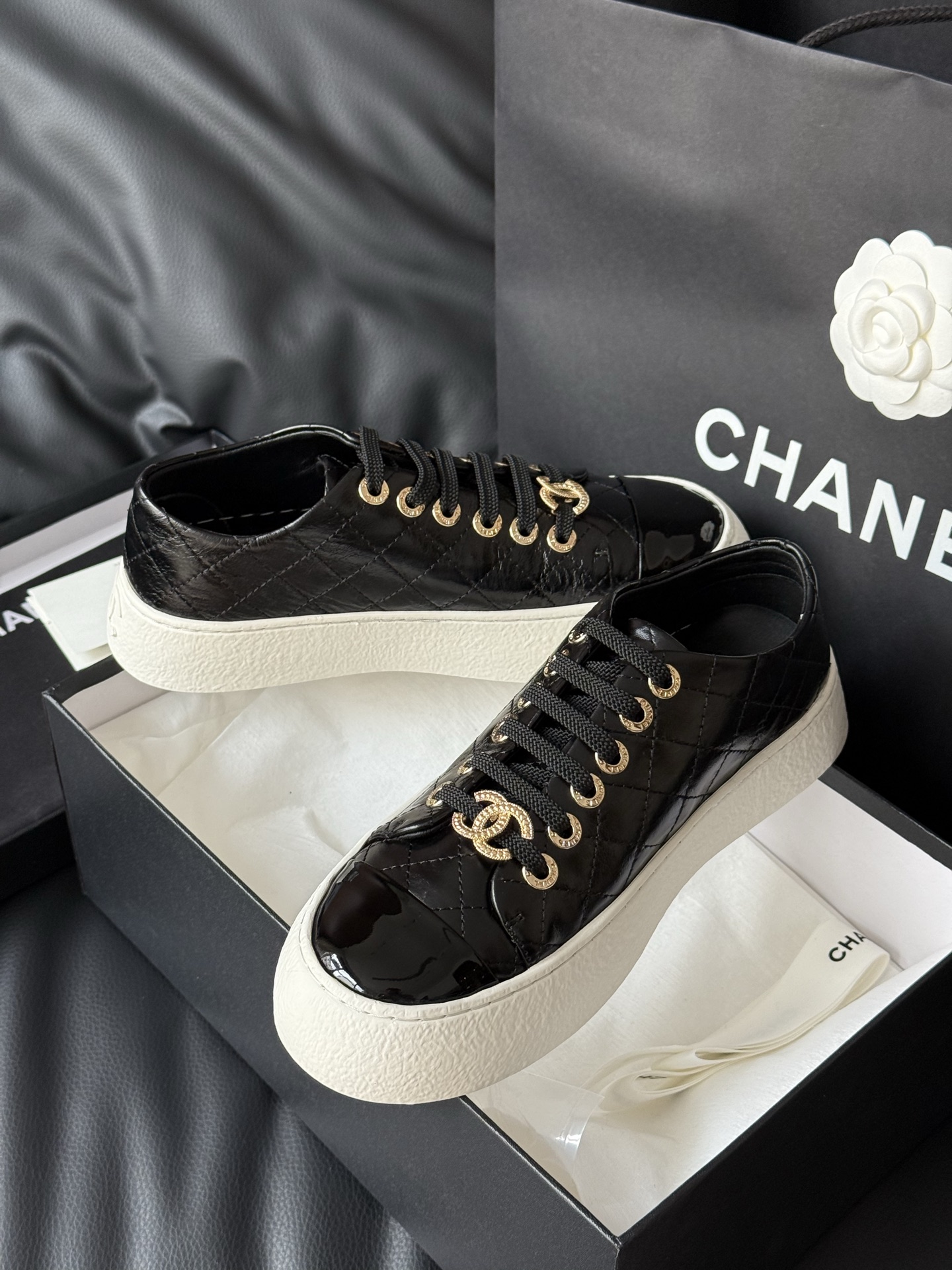 
Chanel香奈儿25a增高显瘦的饼干鞋
经典款鞋头用了漆皮材质，瞬间提亮的感觉！
软皱小牛漆皮，质感