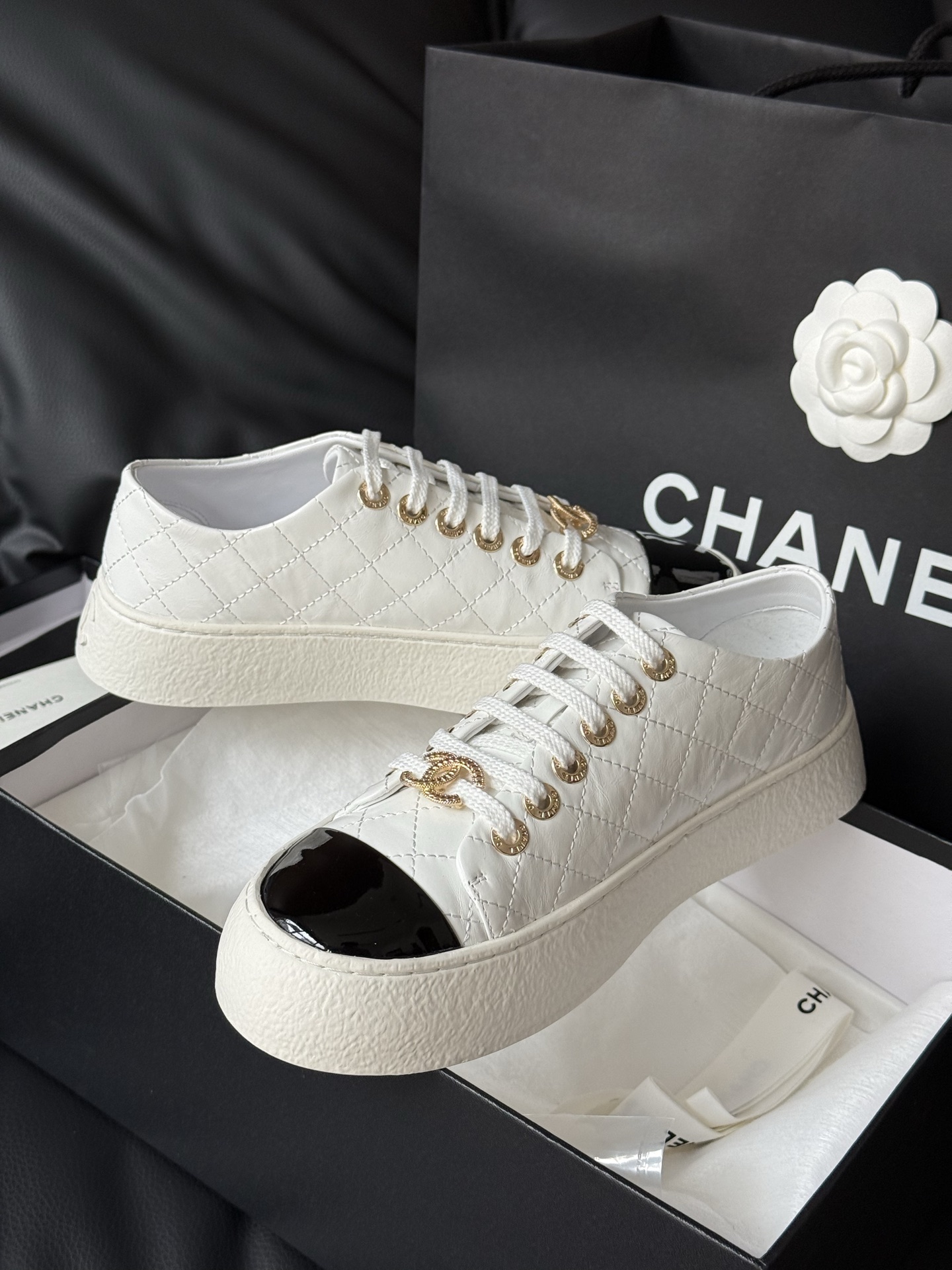 
Chanel香奈儿25a增高显瘦的饼干鞋
经典款鞋头用了漆皮材质，瞬间提亮的感觉！
软皱小牛漆皮，质感