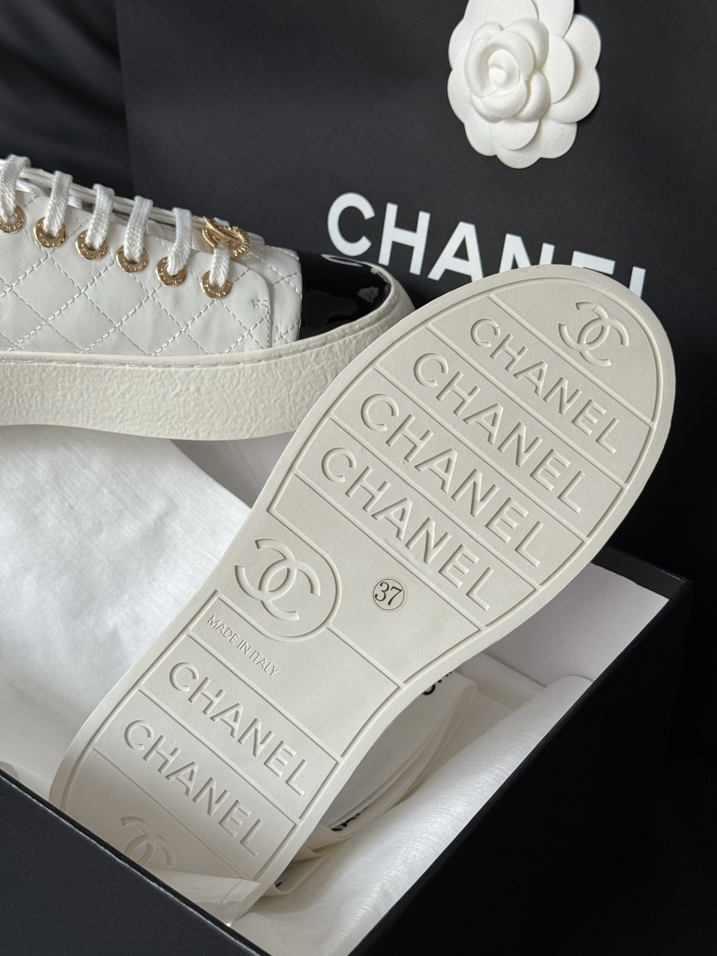 
Chanel香奈儿25a增高显瘦的饼干鞋
经典款鞋头用了漆皮材质，瞬间提亮的感觉！
软皱小牛漆皮，质感