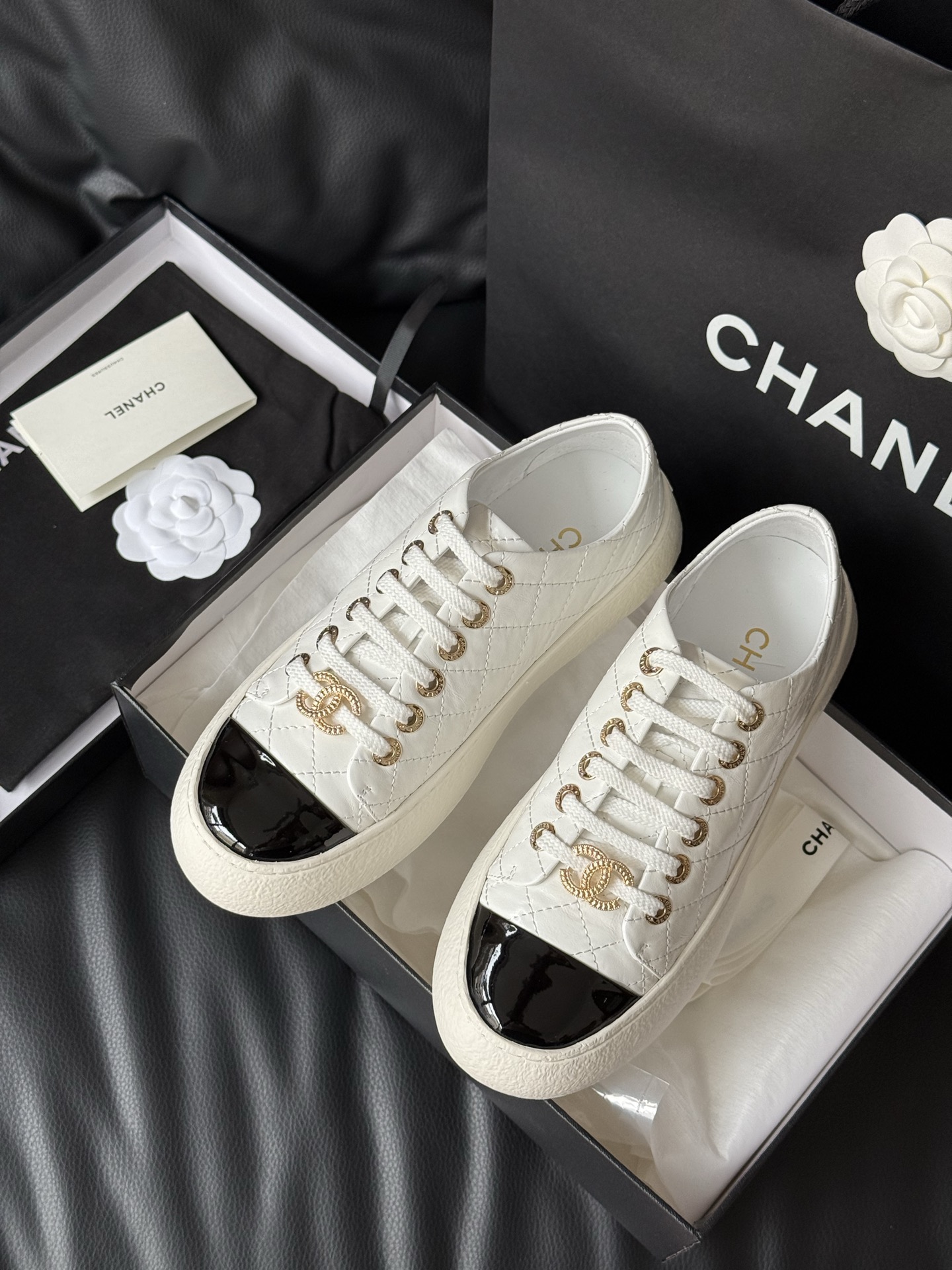
Chanel香奈儿25a增高显瘦的饼干鞋
经典款鞋头用了漆皮材质，瞬间提亮的感觉！
软皱小牛漆皮，质感