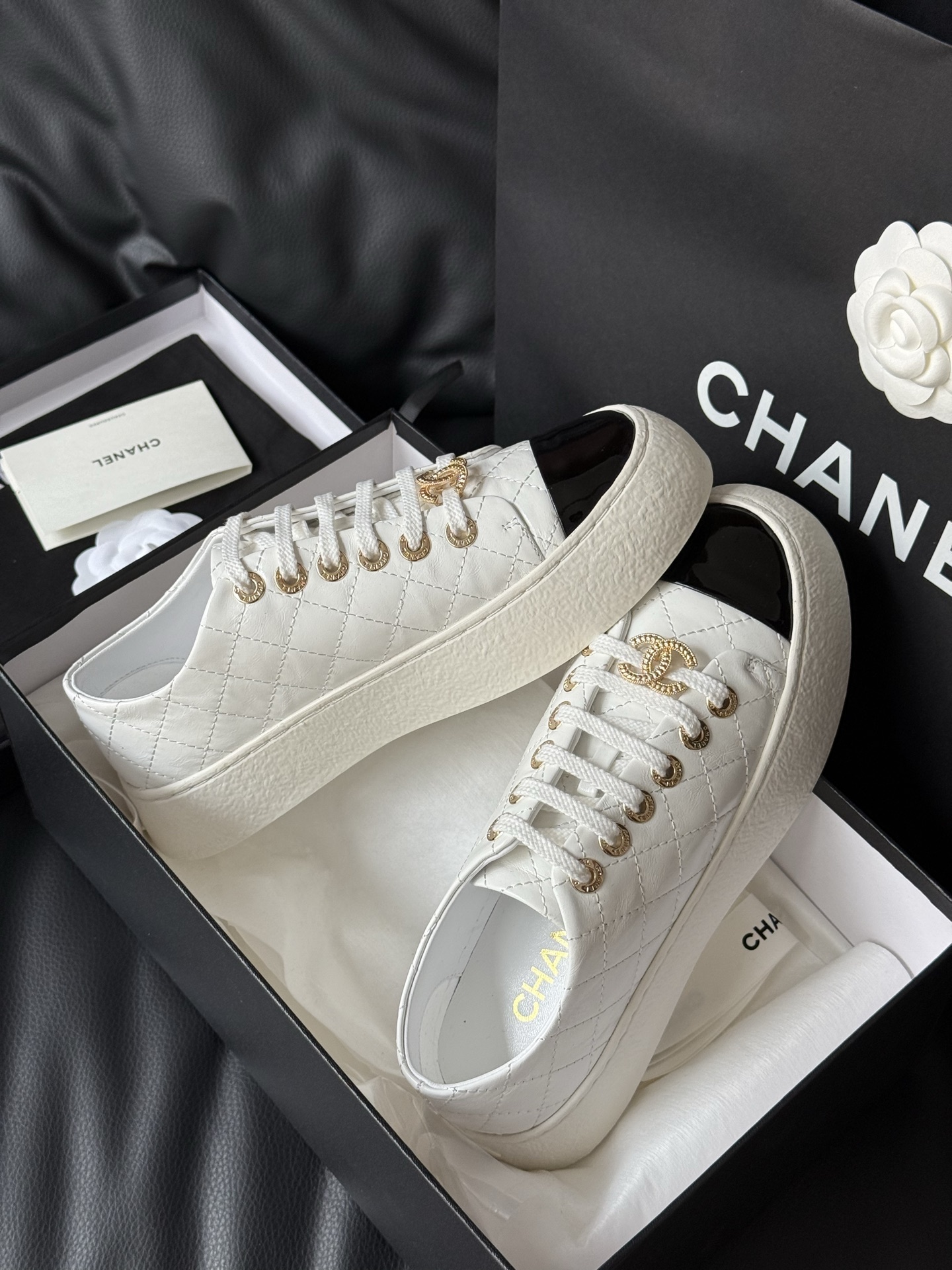 
Chanel香奈儿25a增高显瘦的饼干鞋
经典款鞋头用了漆皮材质，瞬间提亮的感觉！
软皱小牛漆皮，质感