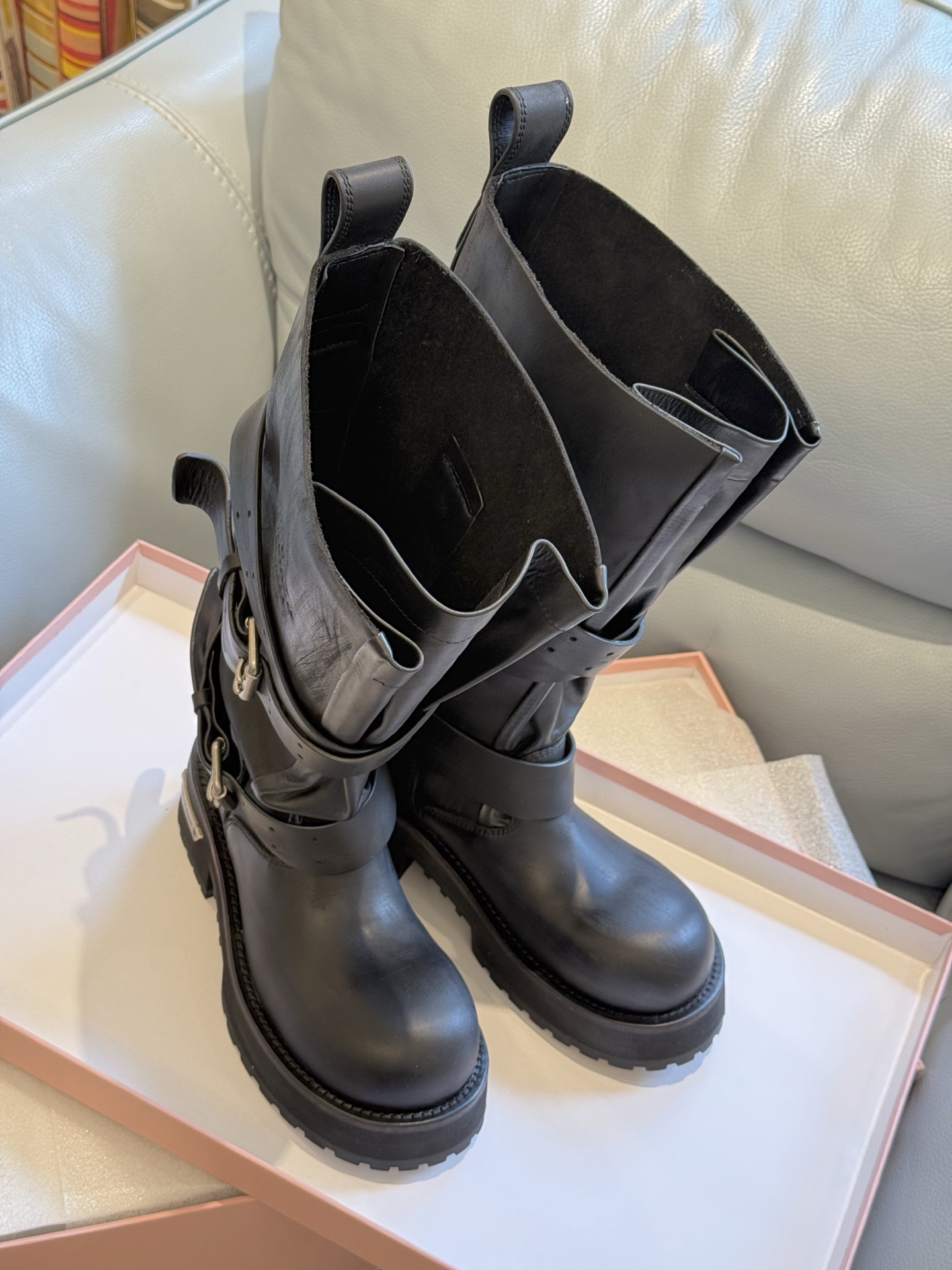 NO:417019,Balenciaga Autumn Venom high boots debut. The Venom high boots in the Balenciaga FALL series are now officially launched. This boot is unique in design, with straps and belt elements as highlights. It not only fits the boots firmly on the feet, but also adjusts the elasticity and tightness at will. Whether it is to pursue looseness and casualness, or tightness, it can be easily achieved. The wide opening design at the front of the shoe further adds a unique style. In terms of details, the brand's iconic old hardware runs through the whole process, cleverly creating a retro wear effect and highlights a personal attitude. Paired with a thick toothed rubber sole, it not only ensures the comfort of wear, but also strengthens the overall sense of fashion and awareness. Venom high boots are undoubtedly a fashion item that cannot be missed this season. It will add a unique charm to the outfits of fashion enthusiasts and lead a new round of trendy styles., Boots, balenciaga, boots19860909Balenciaga秋季 Venom高筒靴登场 Balenciaga FALL系列中的 Venom高筒靴现已正式发售. 这款靴子在设计上独具匠心,以绑带与皮带元素作为亮点,不仅能将靴子稳固贴合于足部,更可随心调节松紧,无论是追求宽松随性,还是紧致利落,都能轻松实现.鞋身前部的宽开口设计,进一步增添了独特风格. 在细节处理上,品牌标志性的做旧五金件贯穿始终,巧妙营造出复古磨损效果,彰显个性态度.搭配厚实的齿状橡胶鞋底,既保证了穿着的舒适度,又强化了整体的时尚感与辦识度. Venom高筒靴无疑是本季不容错过的时尚单品,它将为时尚爱好者们的穿搭增添别样魅力,引领新一轮的潮流风尚.,靴子,balenciaga,boots,Women's Shoes