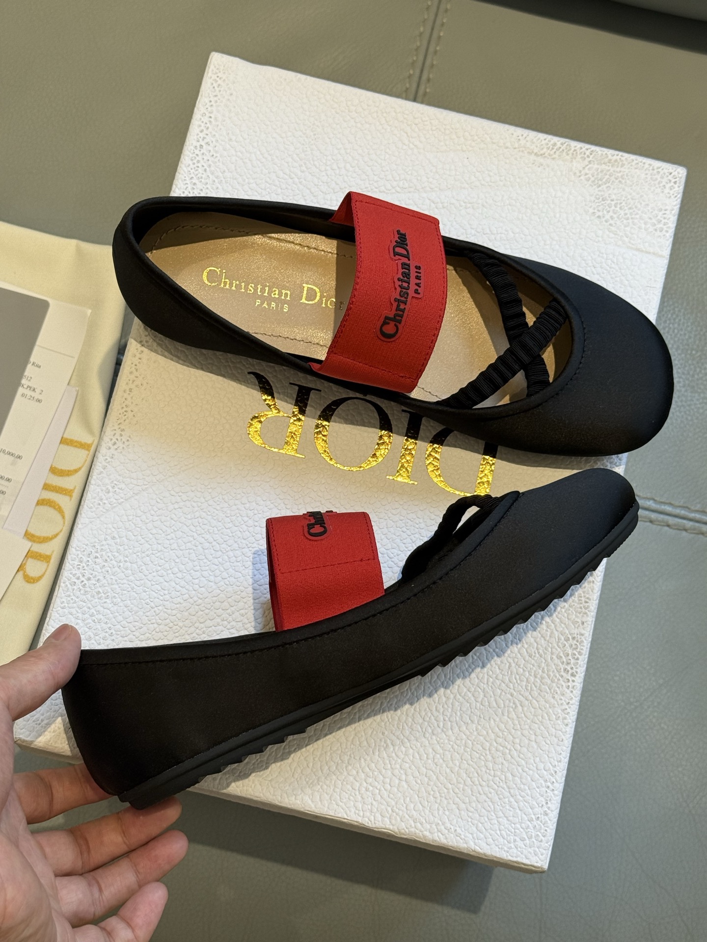 
Dior 25秋冬 芭蕾舞鞋新品
轻松优雅的氛围感，这个形体也太可爱了吧！
细节设计很走心呀，爱惨了
