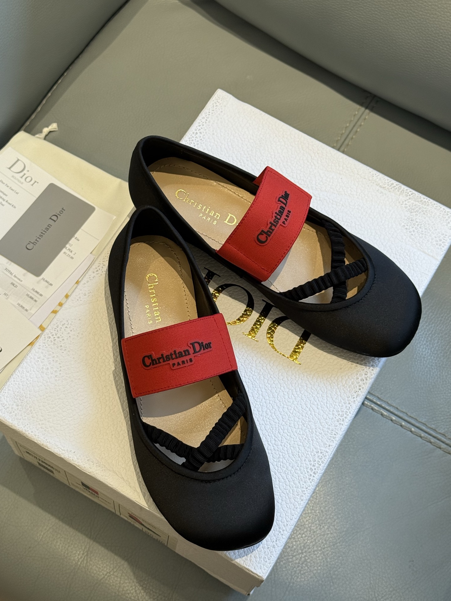 
Dior 25秋冬 芭蕾舞鞋新品
轻松优雅的氛围感，这个形体也太可爱了吧！
细节设计很走心呀，爱惨了
