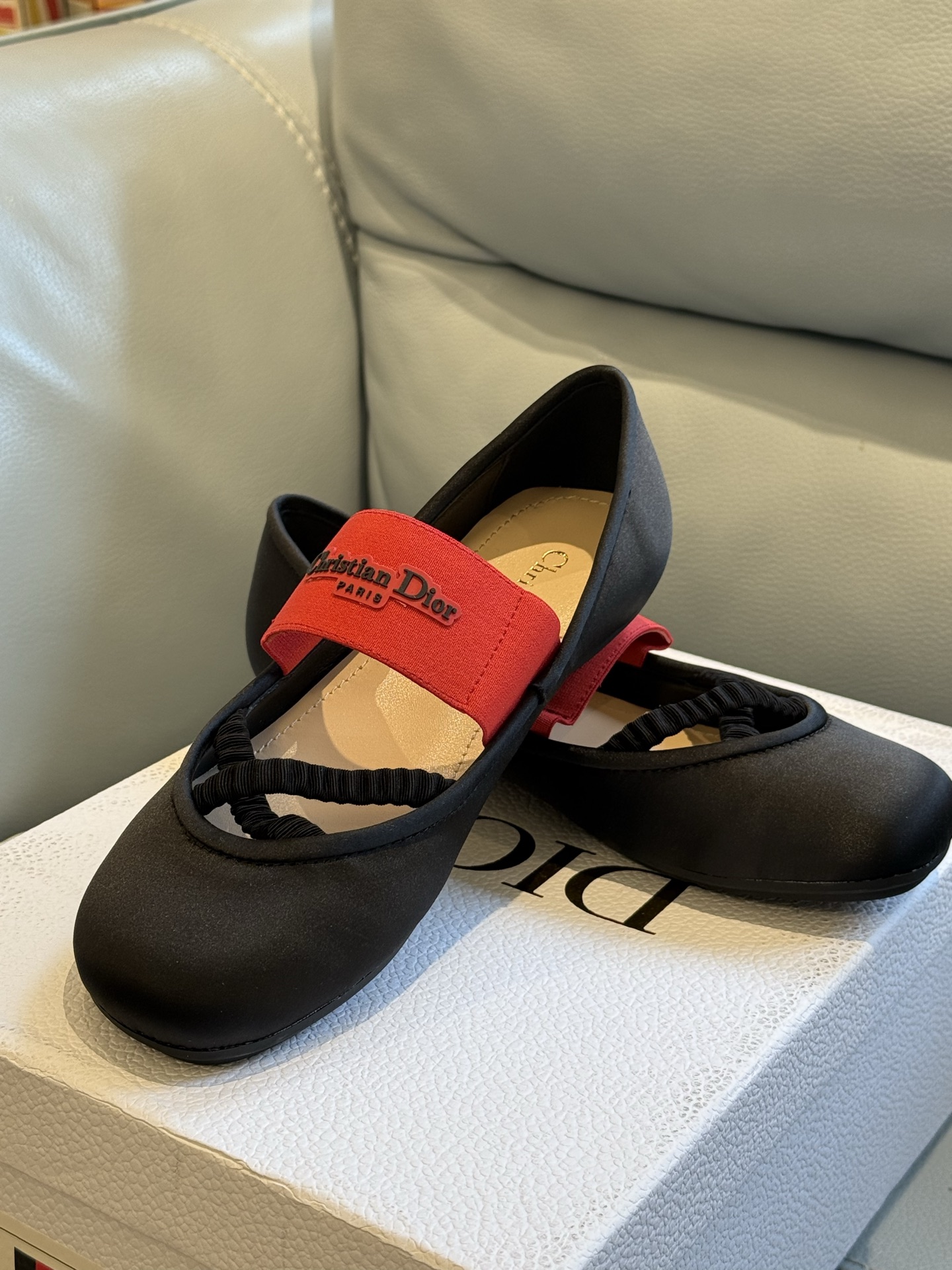 
Dior 25秋冬 芭蕾舞鞋新品
轻松优雅的氛围感，这个形体也太可爱了吧！
细节设计很走心呀，爱惨了

