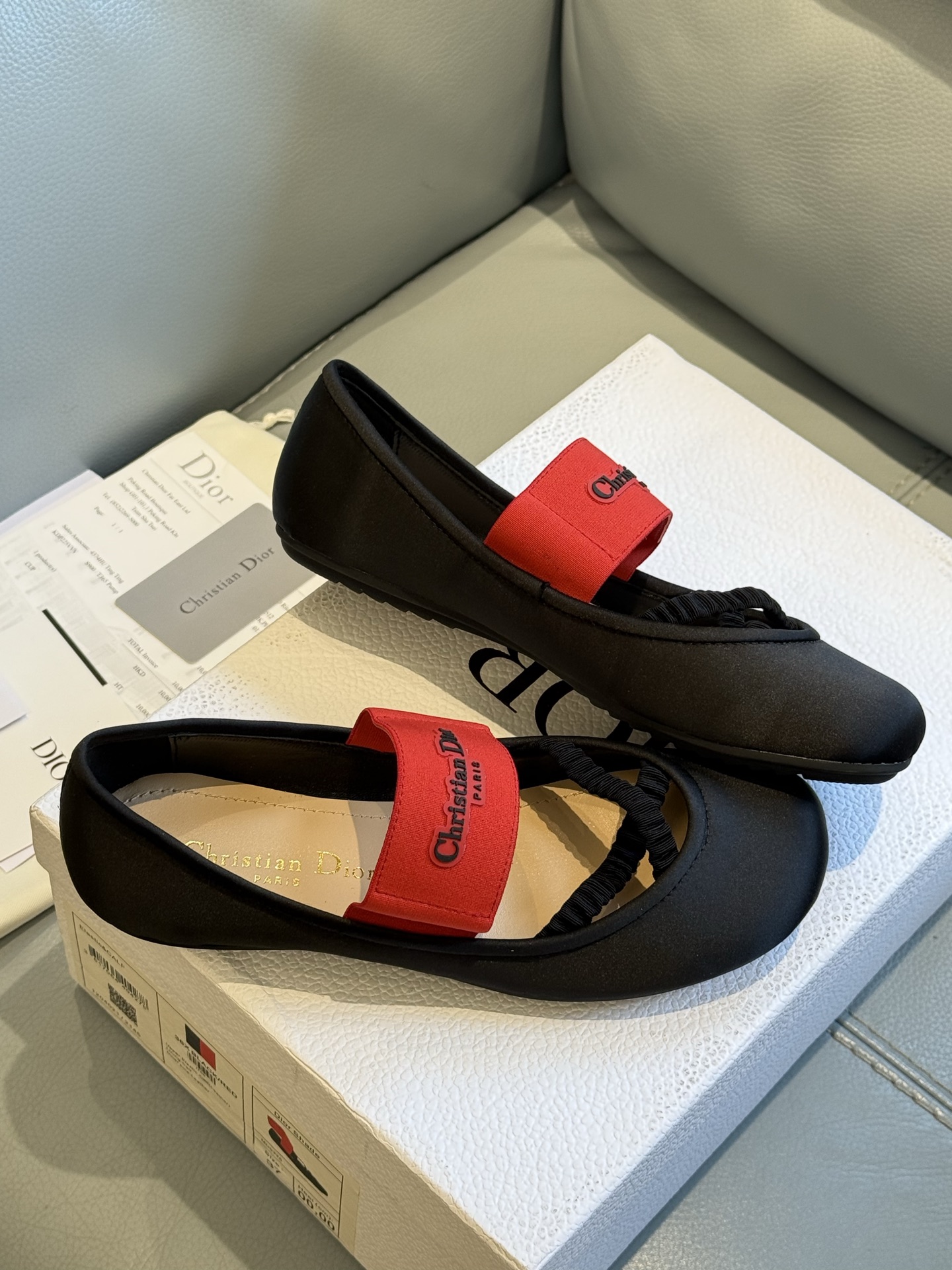 
Dior 25秋冬 芭蕾舞鞋新品
轻松优雅的氛围感，这个形体也太可爱了吧！
细节设计很走心呀，爱惨了
